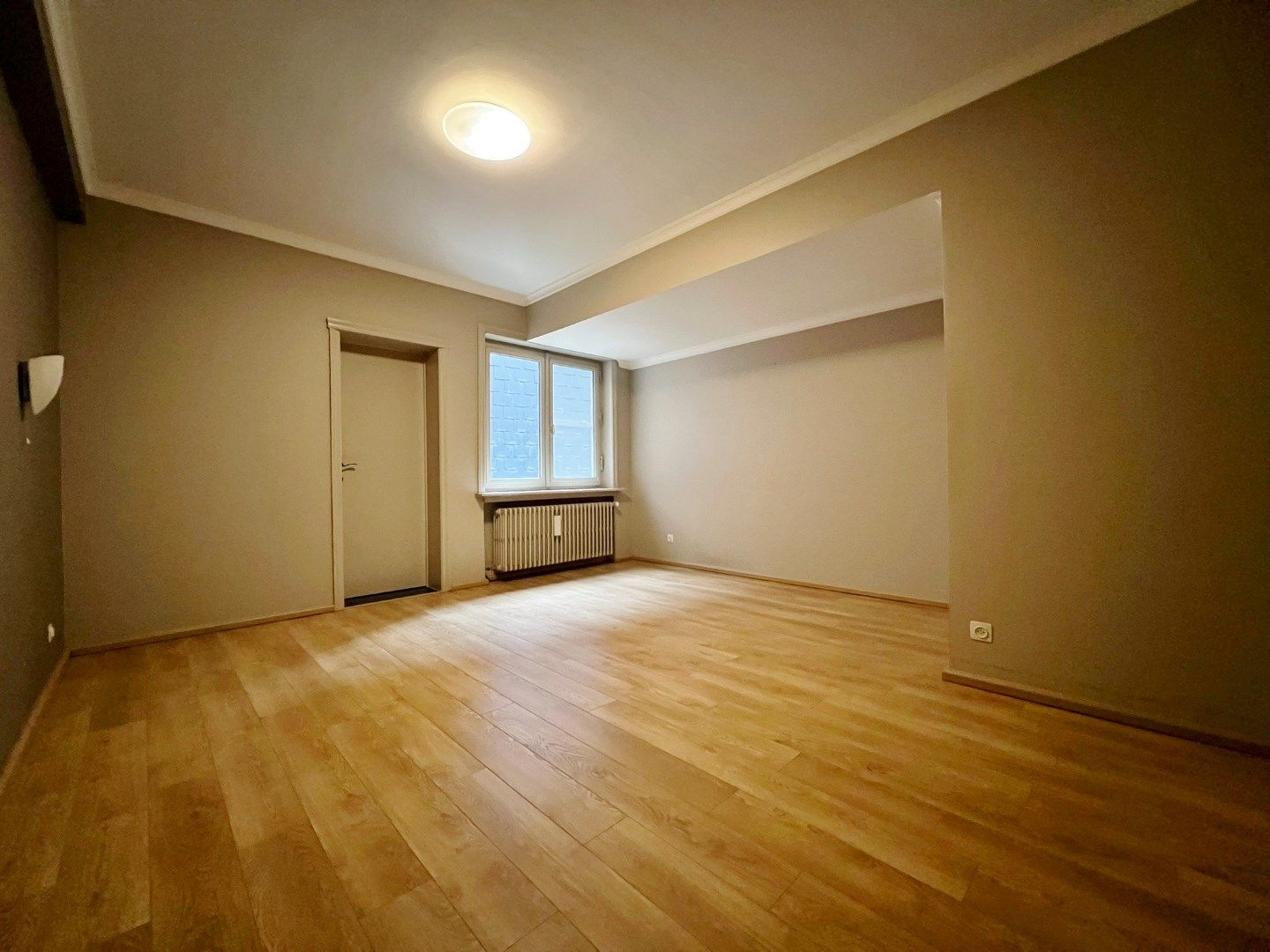 Ruime en goed onderhouden appartement met zicht op het Colaertplein. foto 5