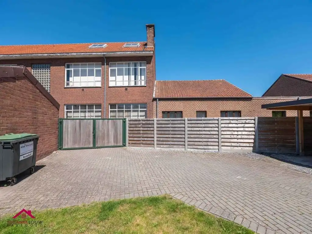 Instapklare woning met handelsruimte in gesloten bebouwing foto 7