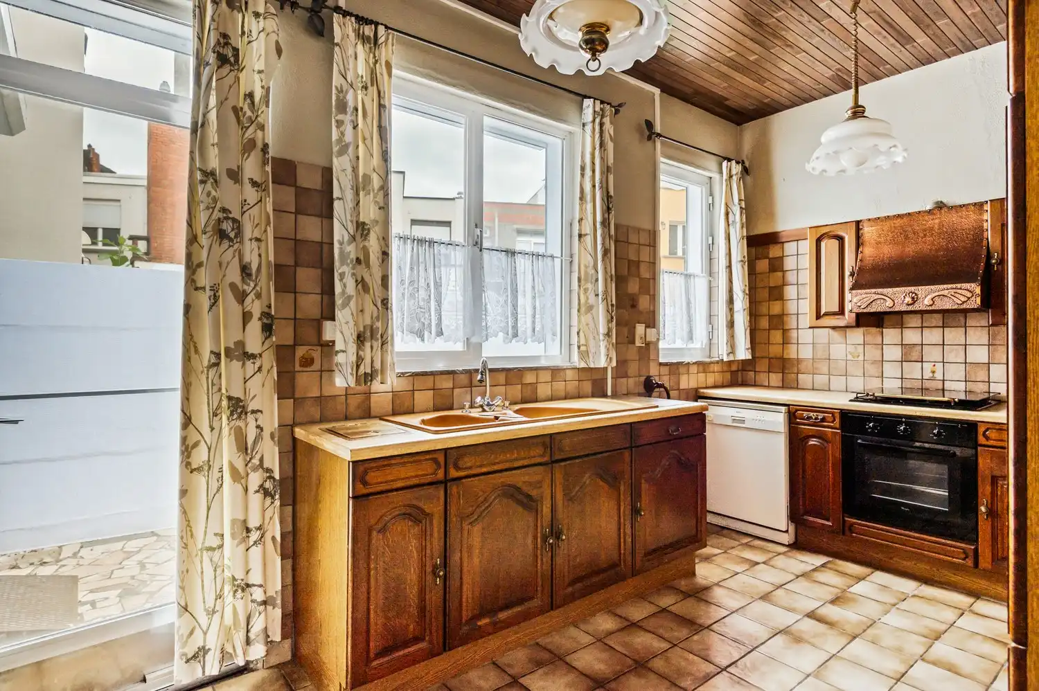 Charmante doch te renoveren woning met 2-3 slk, garage, tuin en veel potentieel vlakbij Rivierenhof! foto 7