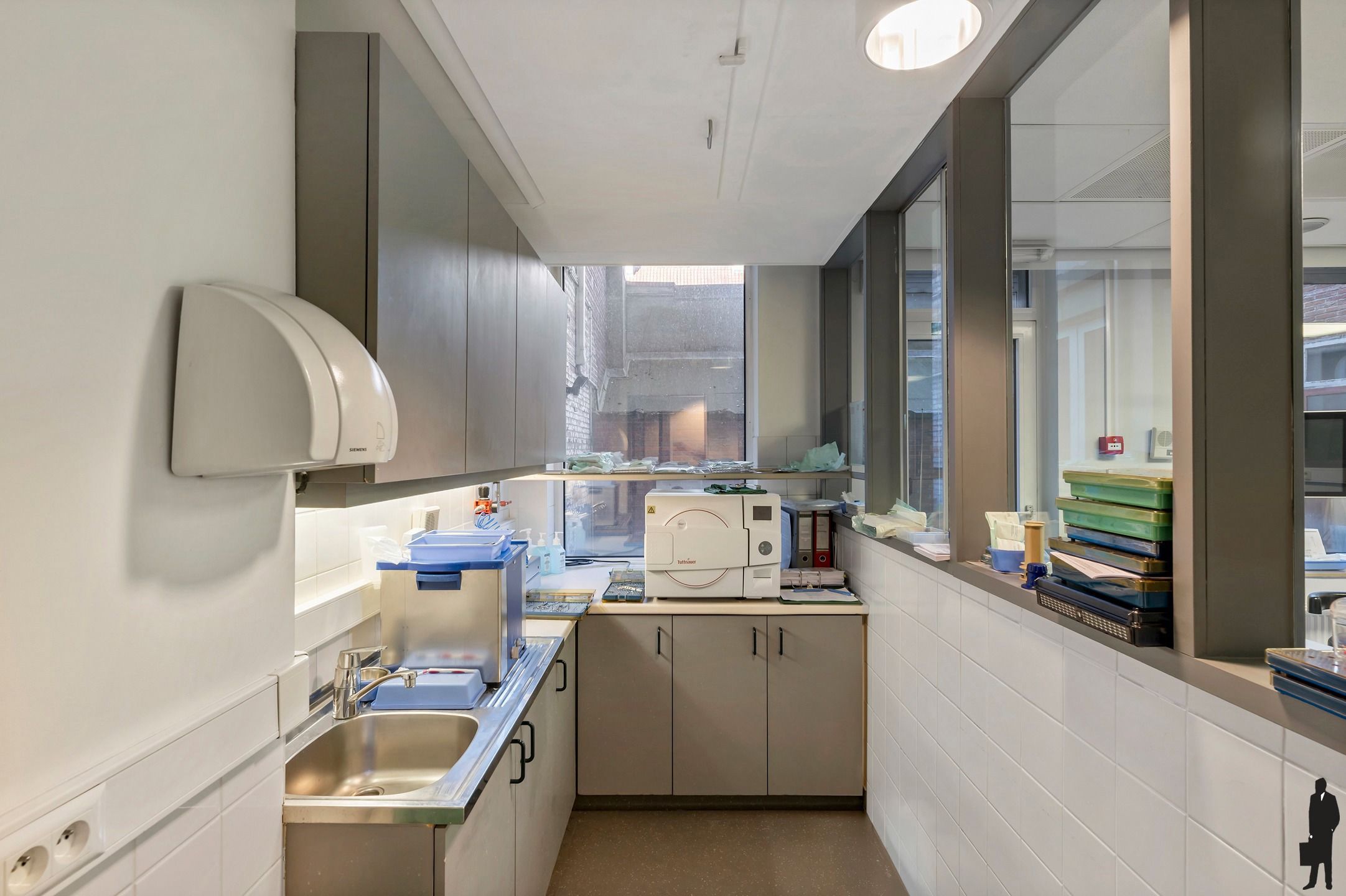 Goed onderhouden dokterspraktijk met 3 studio’s en 14 staanplaatsen foto 13