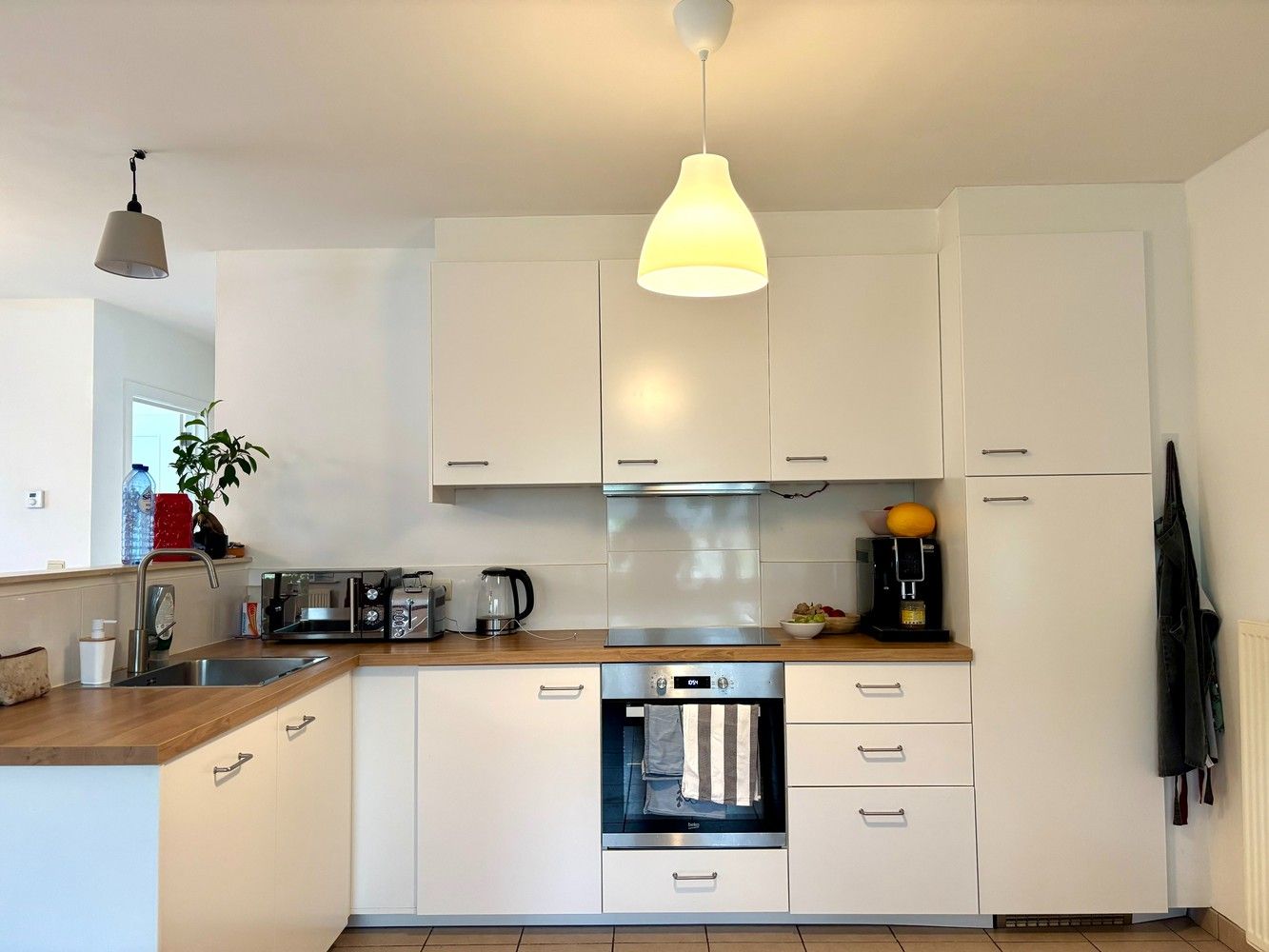 Instapklaar gelijkvloers appartement met aparte ingang, tuin en 2 staanplaatsen te Emblem! foto 3