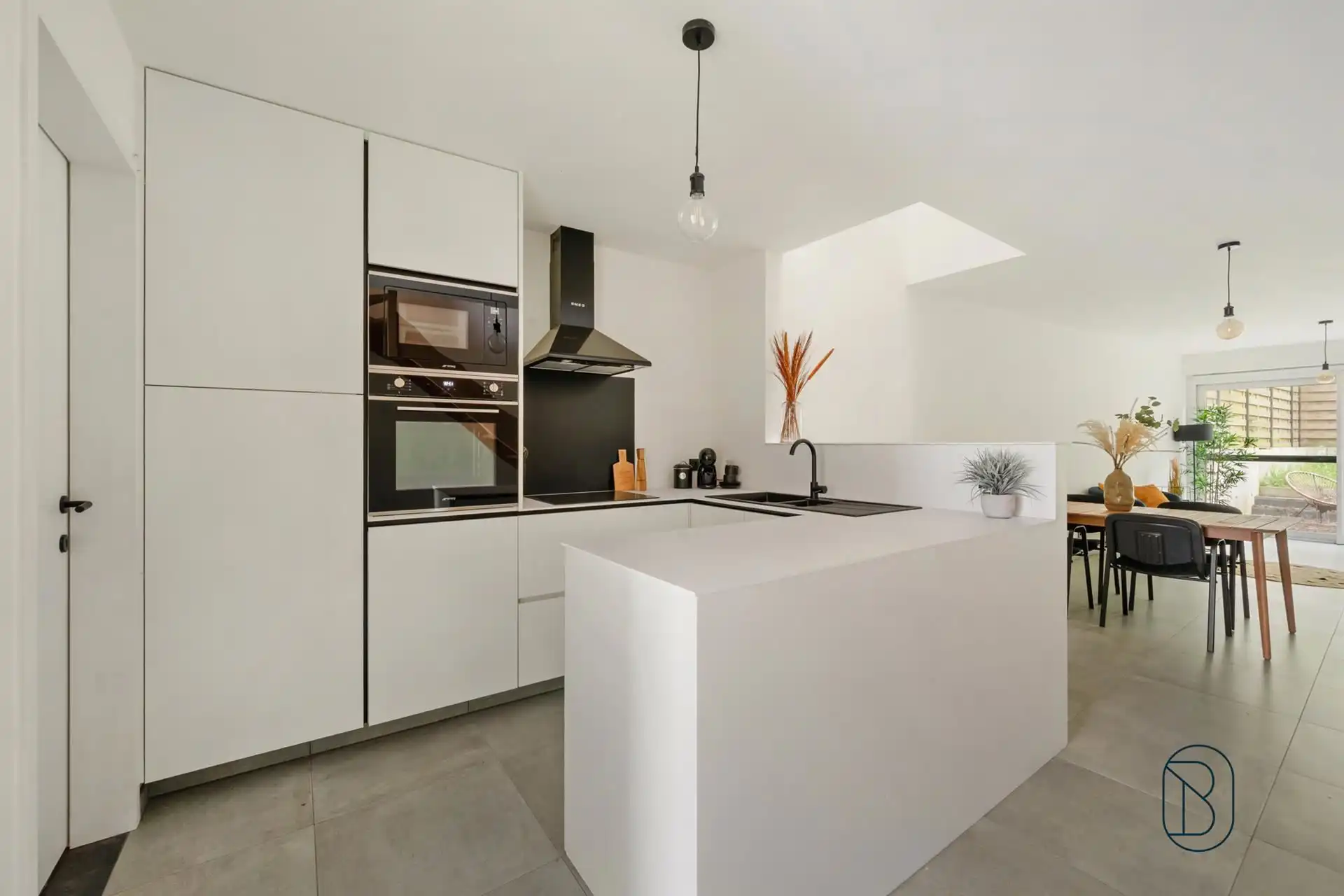 Mooie nieuwbouwwoning met 3 slk en 2 badkamers, + tuin foto 2