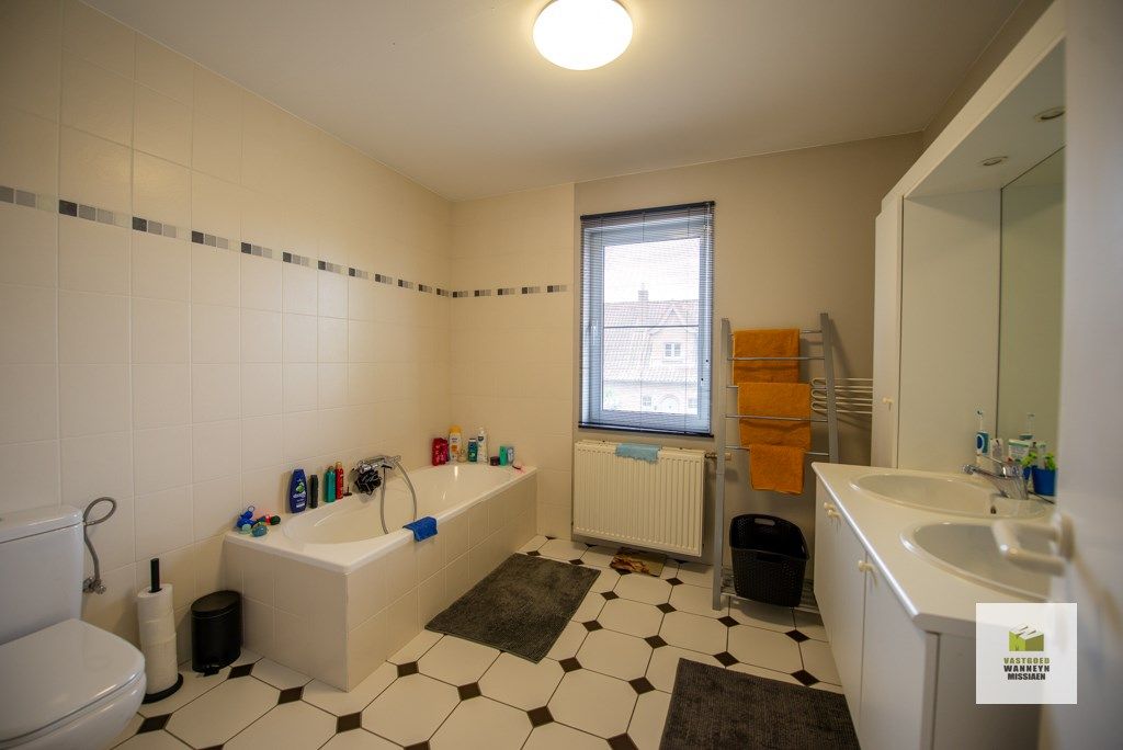 Ruime en verzorgde woning met 4slpk, garage en tuin in doodlopende straat foto 12