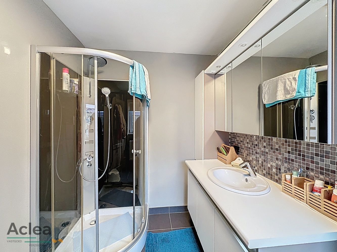 Charmante dorpswoning met 3 slpks en garage foto 8