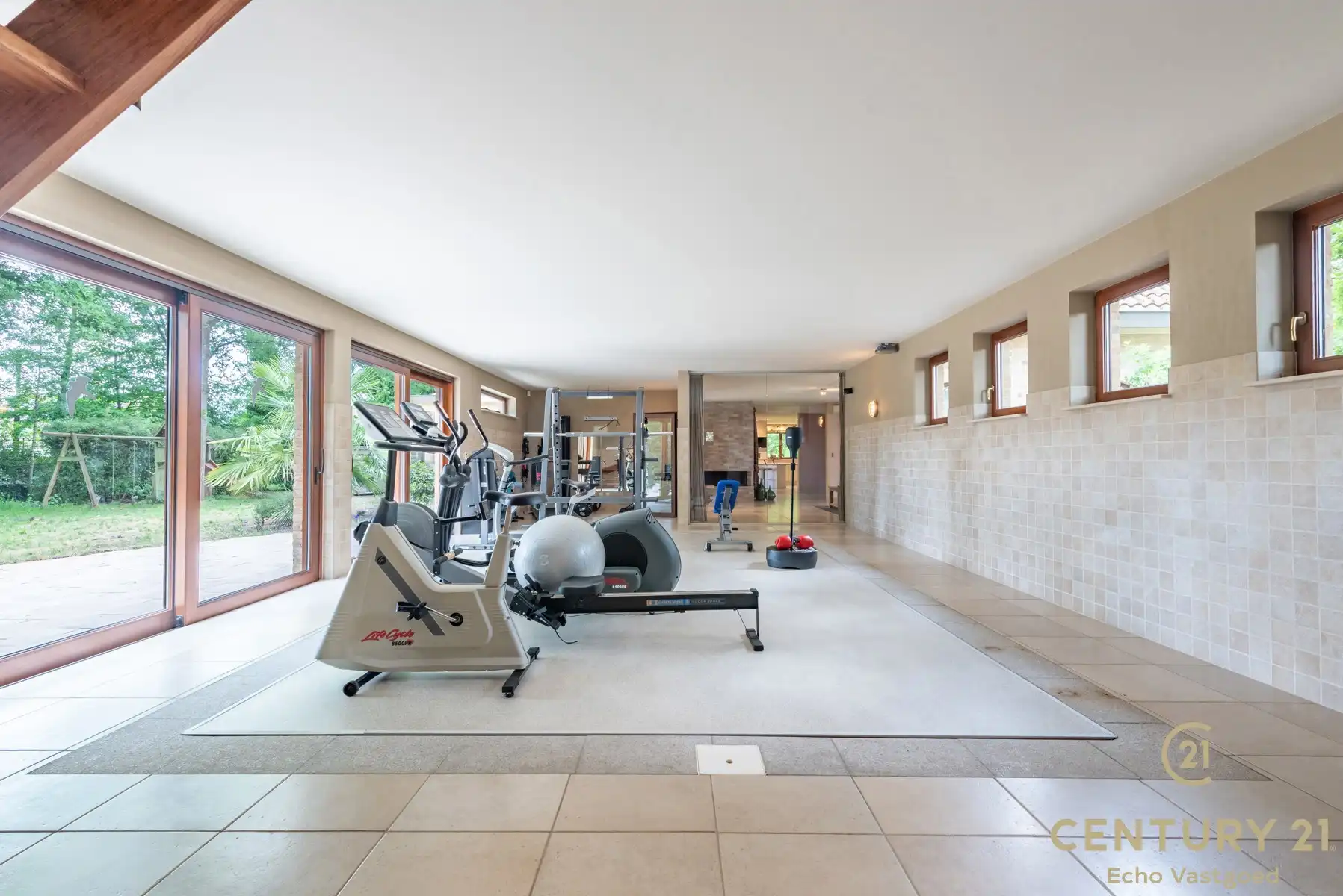 Riante villa met 5 slaapkamers, 4 badkamers en binnenzwembad foto 9