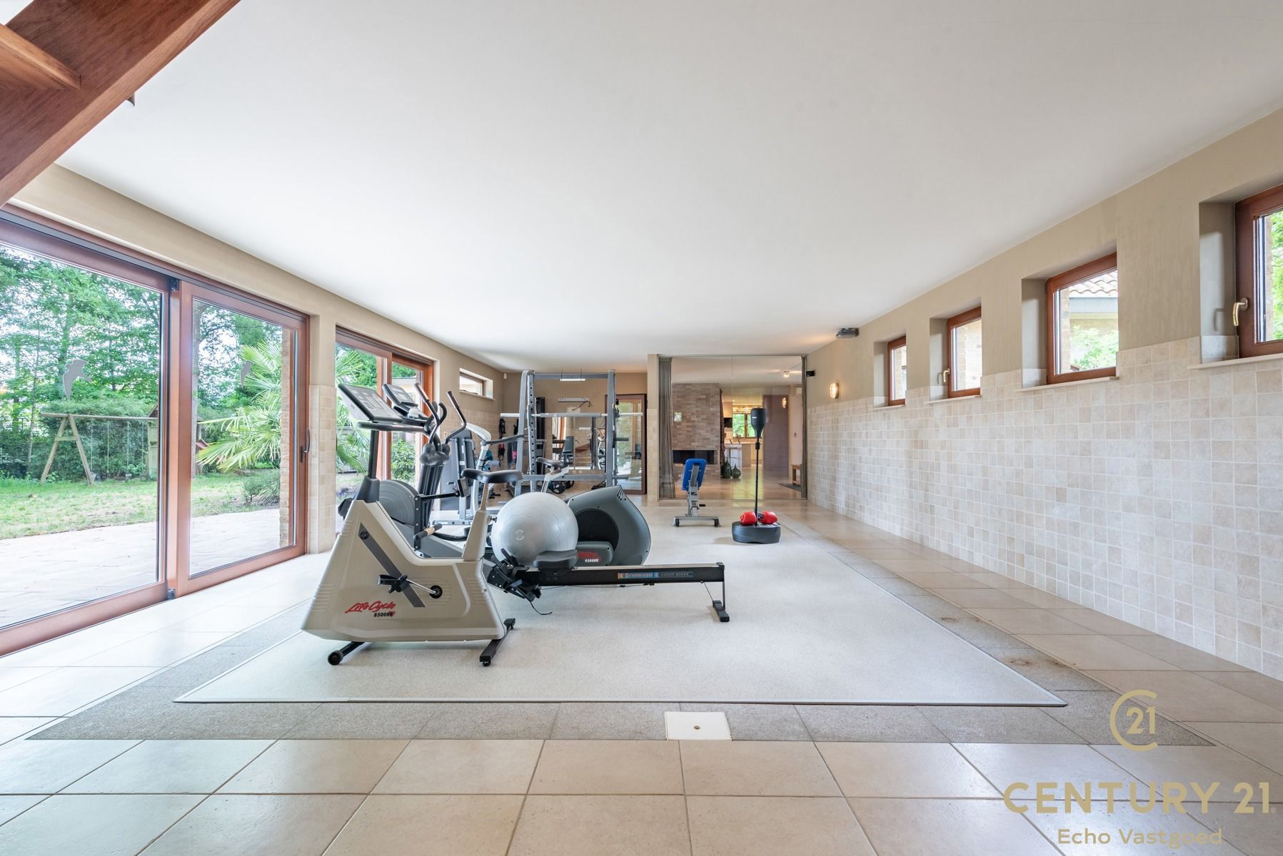 Riante villa met 5 slaapkamers, 4 badkamers en binnenzwembad foto 9