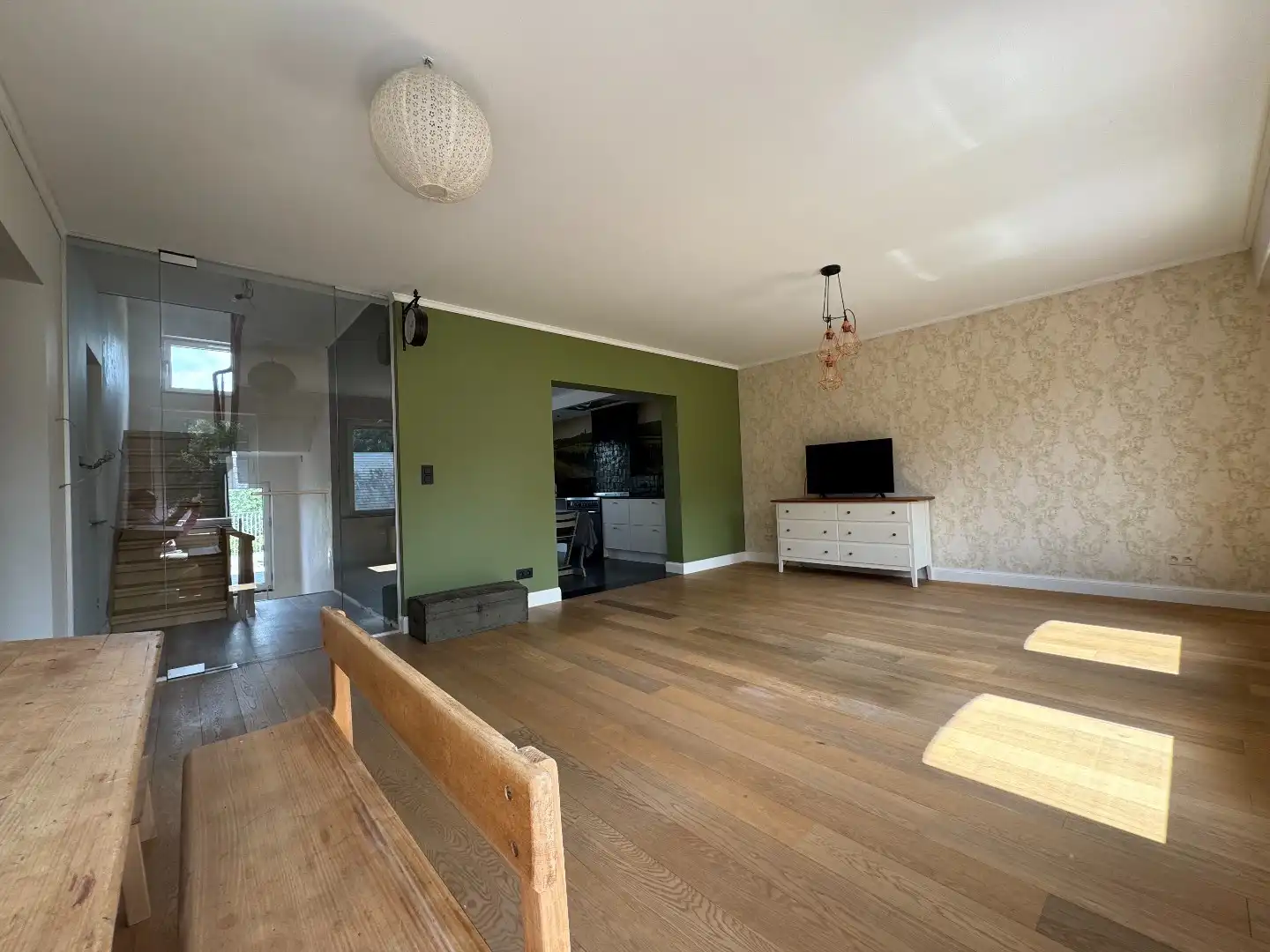 een ruim woonhuis op en met grond foto 13