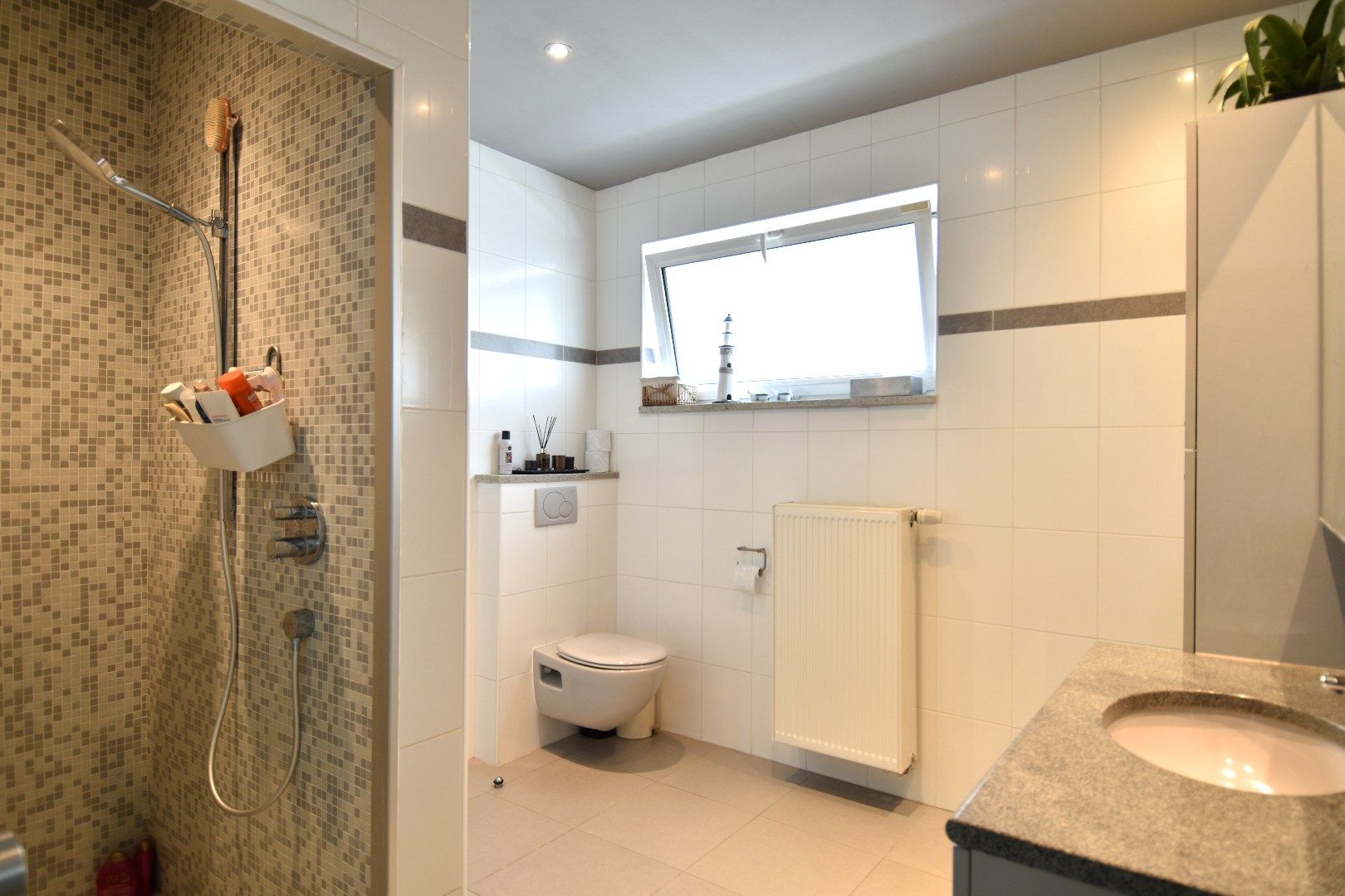 Instapklare woning met 2 slaapkamers, dubbele garage en tuin te koop in Kaster foto 7