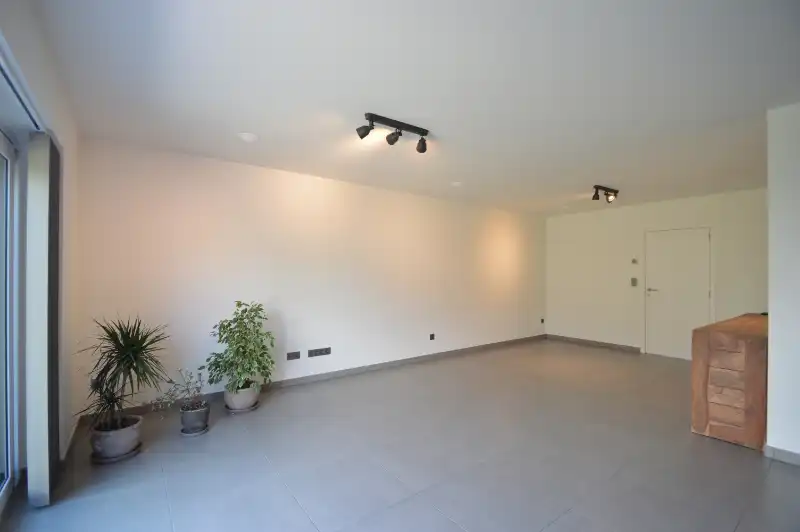 Prachtig afgewerkte woning met aangelegde tuin & garage foto 7