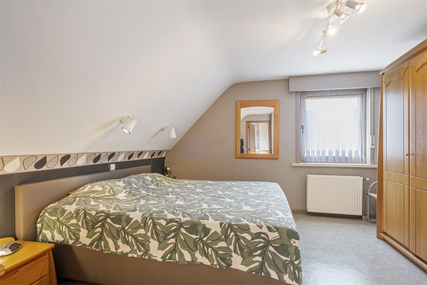 Instapklare woning met 3 slaapkamers, tuin en twee garages in een rustige straat foto 13