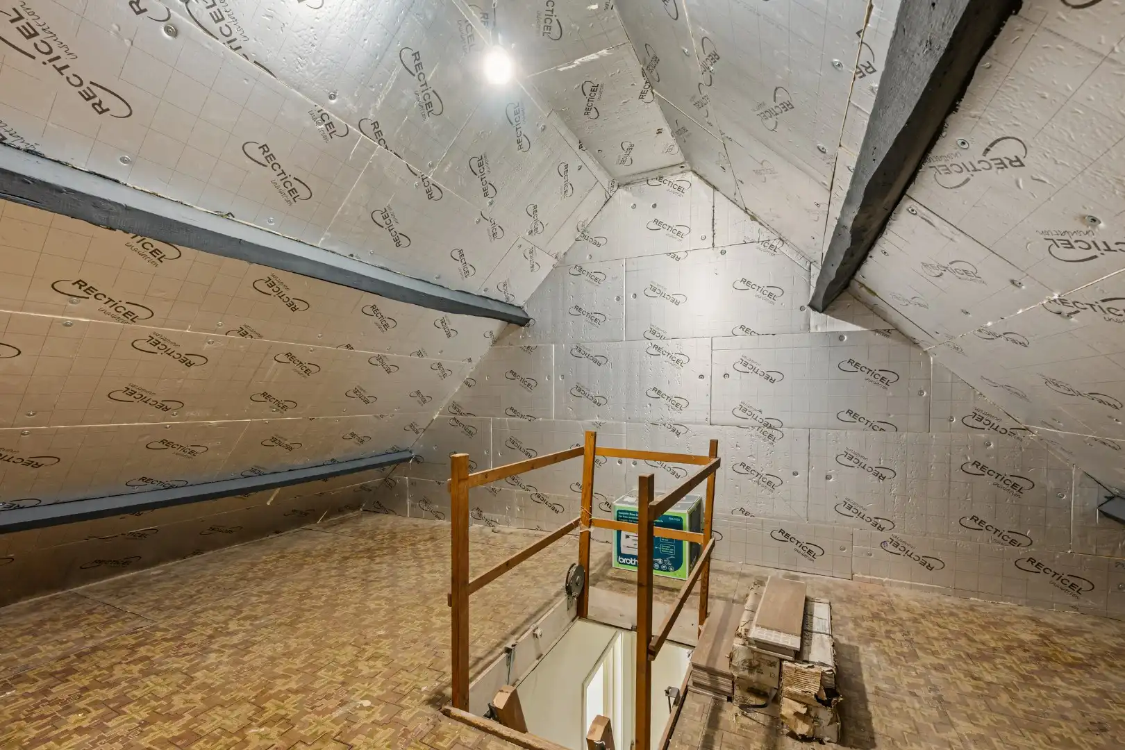 Grotendeels gerenoveerde woning met 2 slaapkamers, ruime zolder en tuin te Menen foto 17