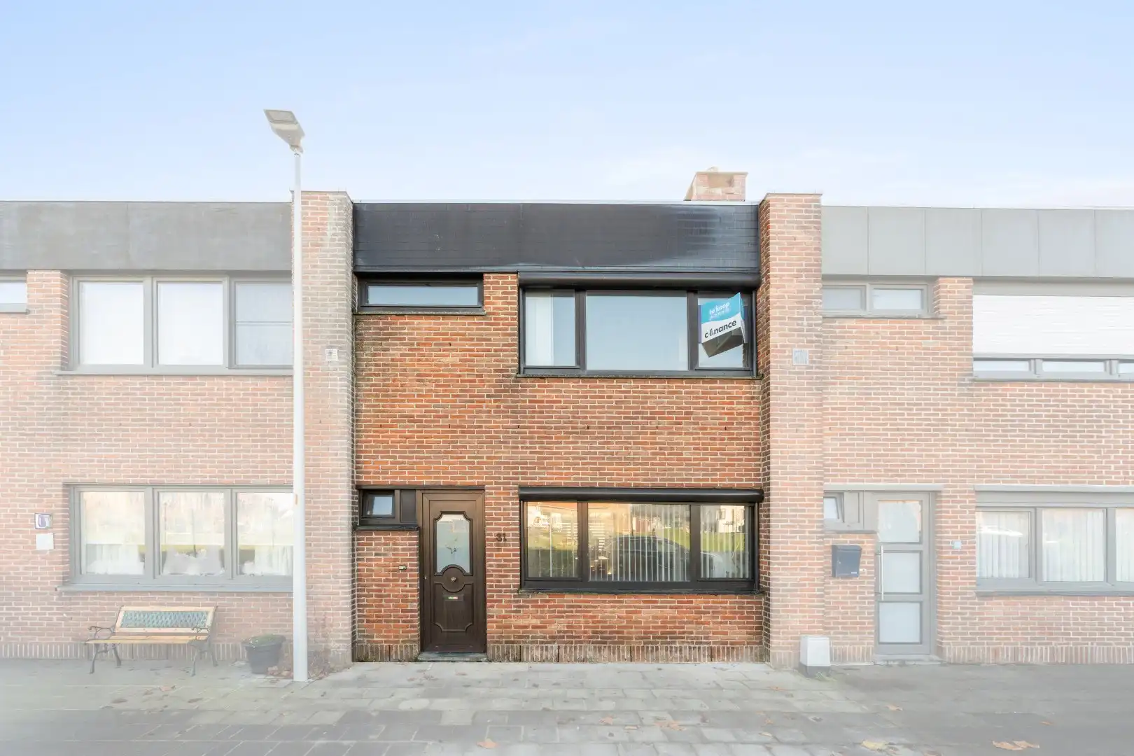 Charmante rijwoning met zonnig terras, wellnessruimte en garagebox in de Vicognewijk foto 2