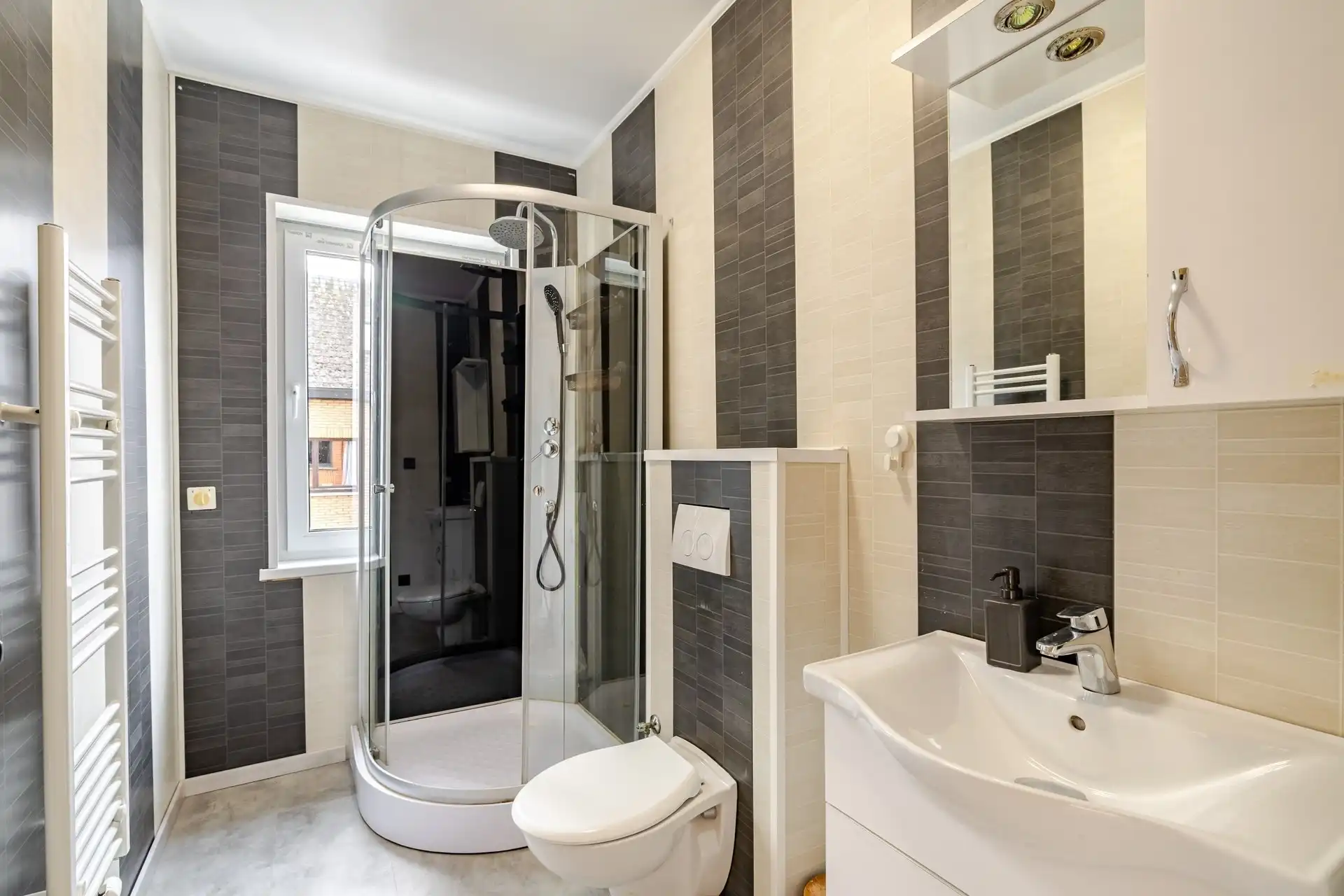 Instapklare woning met 4 slks, garage en aanpalende bouwgrond foto 17