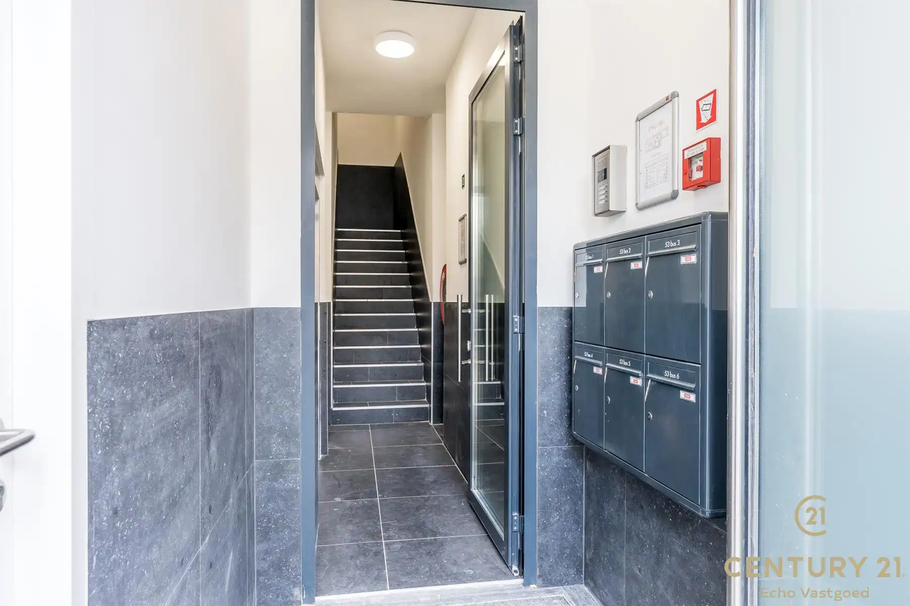 Luxe 2-slaapkamerappartement te huur op toplocatie foto 2