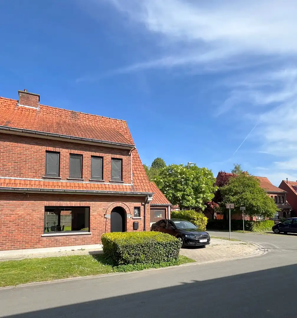 Volledig gerenoveerde woning met tuin en garage te Bissegem foto 2