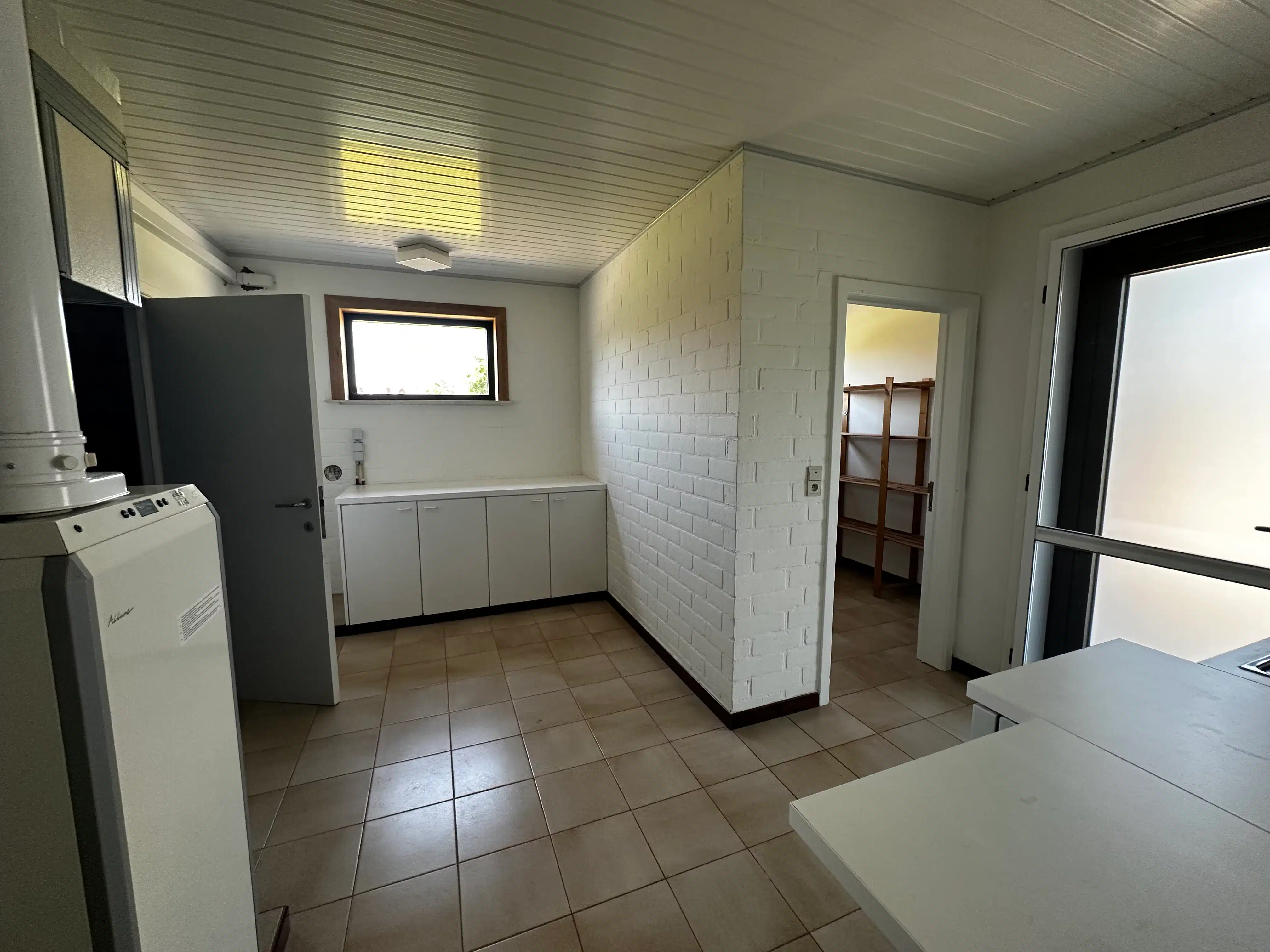 Ruime en lichtrijke woning te huur in het rustige Knesselare foto 8
