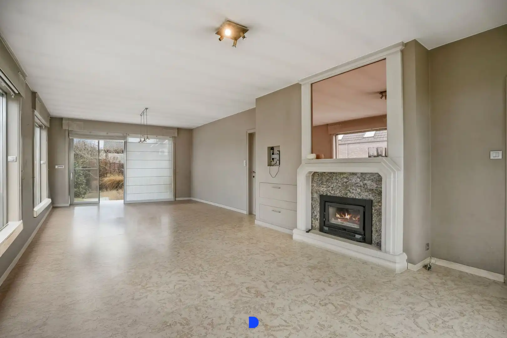 Handelspand met woonst op commerciële ligging. foto 16