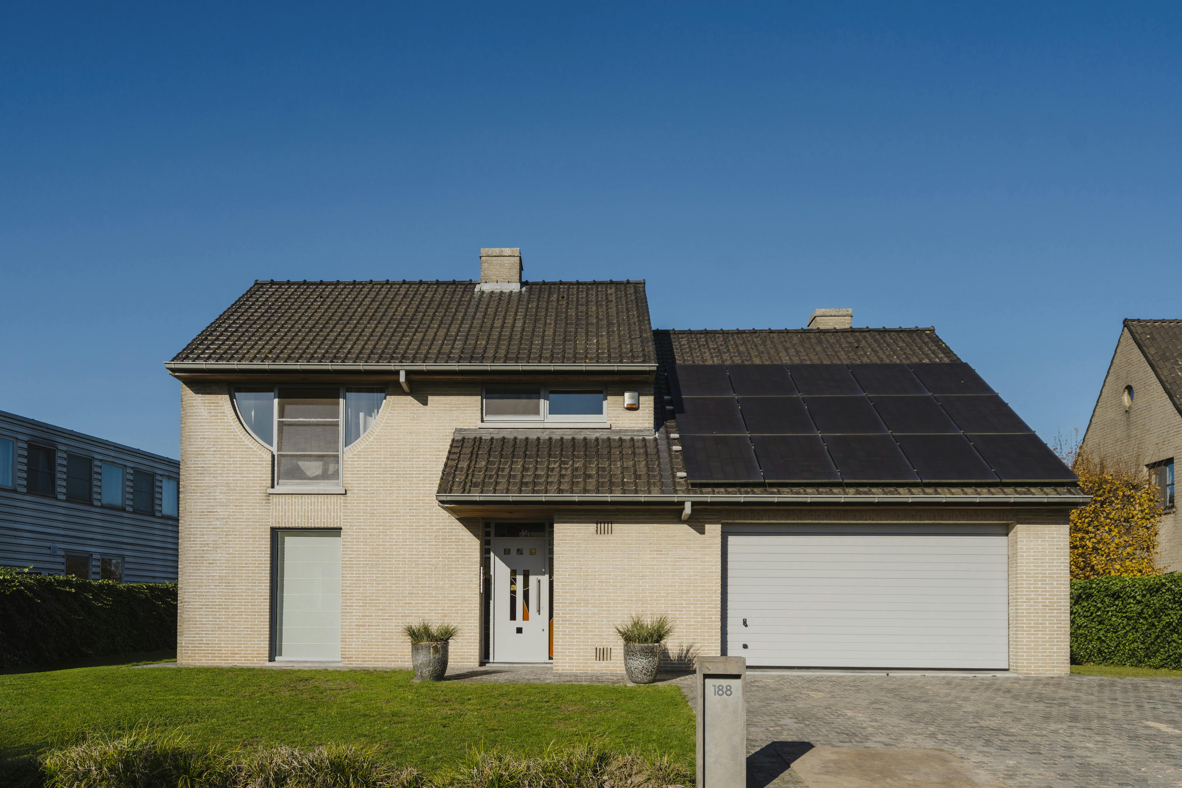 Ruime villa met 6 kamers te koop in Sint-Eloois-Vijve foto {{pictureIndex}}