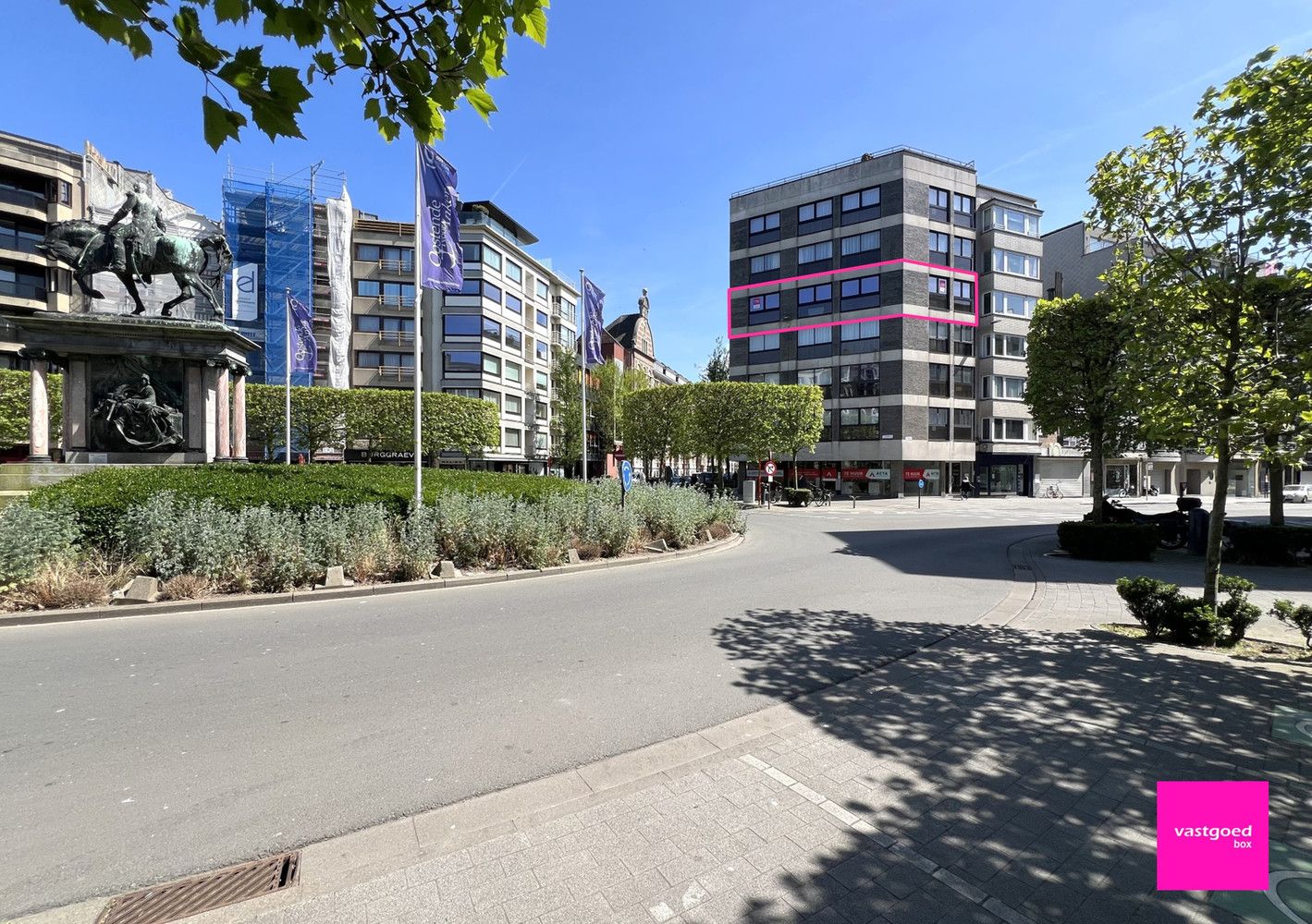 Lichtrijk hoekappartement met 2 slaapkamers en terras, hart van Oostende foto {{pictureIndex}}