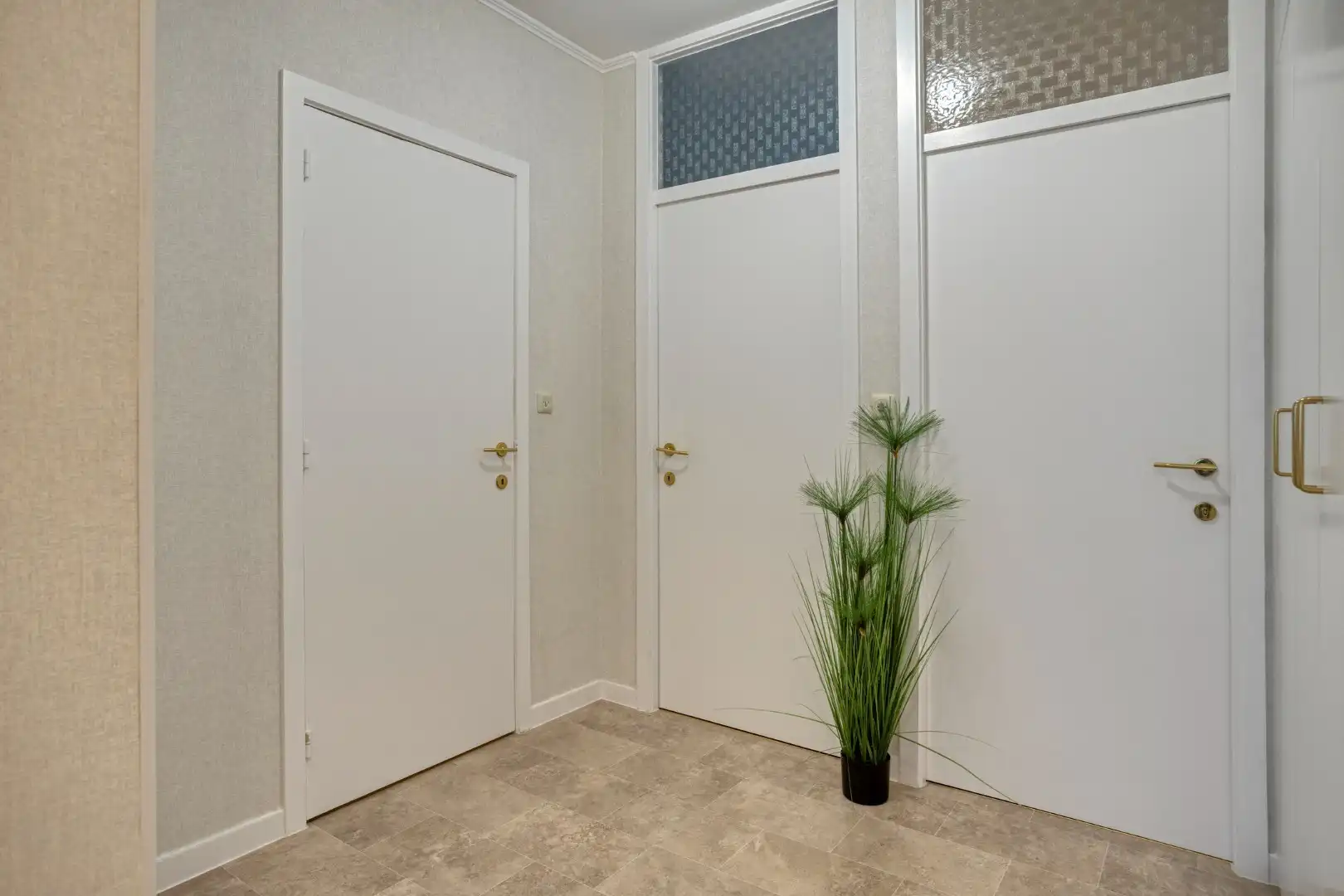 Zeer mooi gerenoveerd appartement met 2 slaapkamers en garage! foto 3