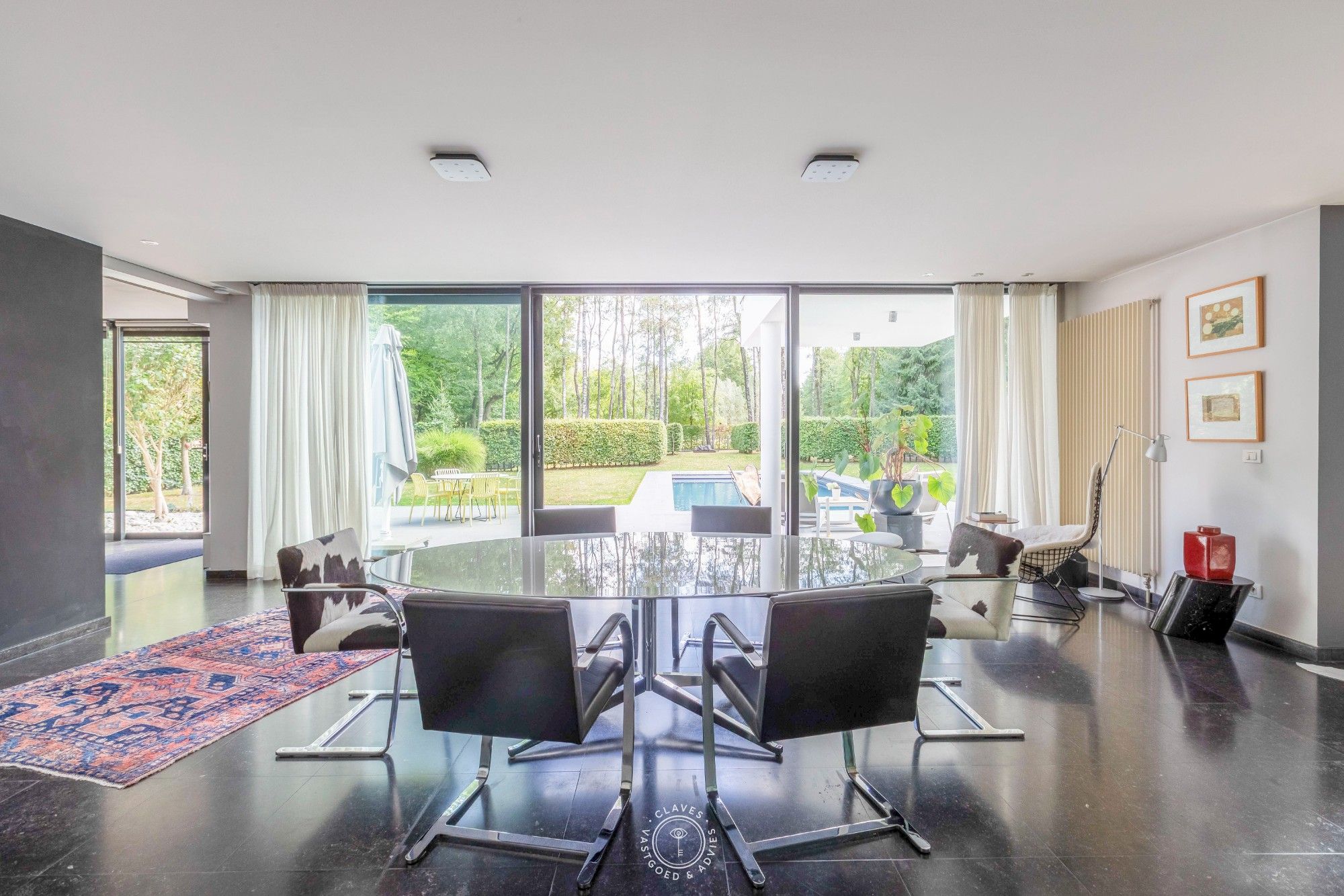 Architecturale villa met prachtige tuin en zwembad foto 9