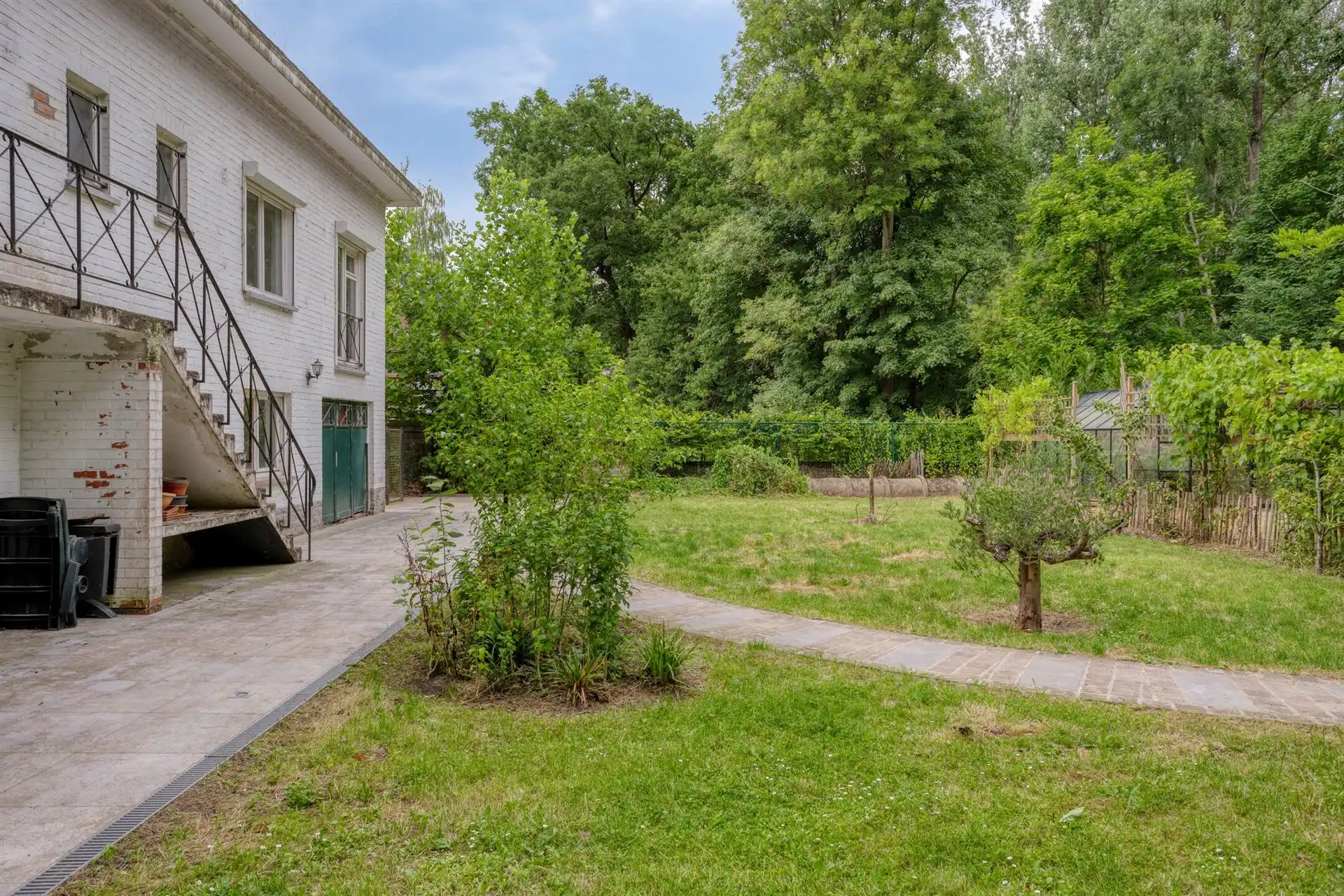 Klassieke villa met enorm potentieel in rustige wijk foto 32