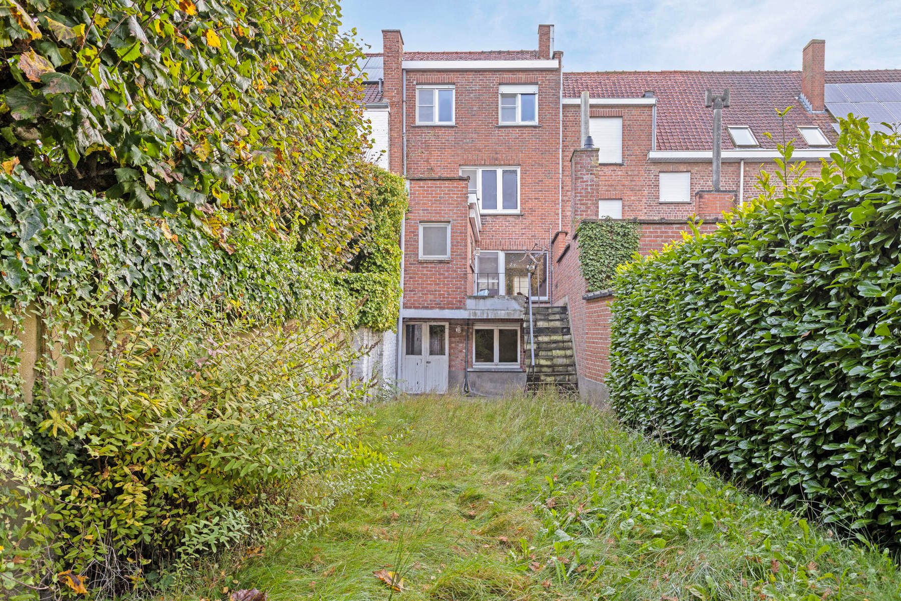 Ruime woning met grote garage en tuin foto 32