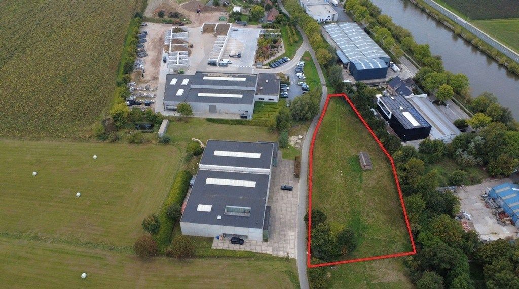 Industriegrond bestemd voor KMO te koop in Deinze foto {{pictureIndex}}