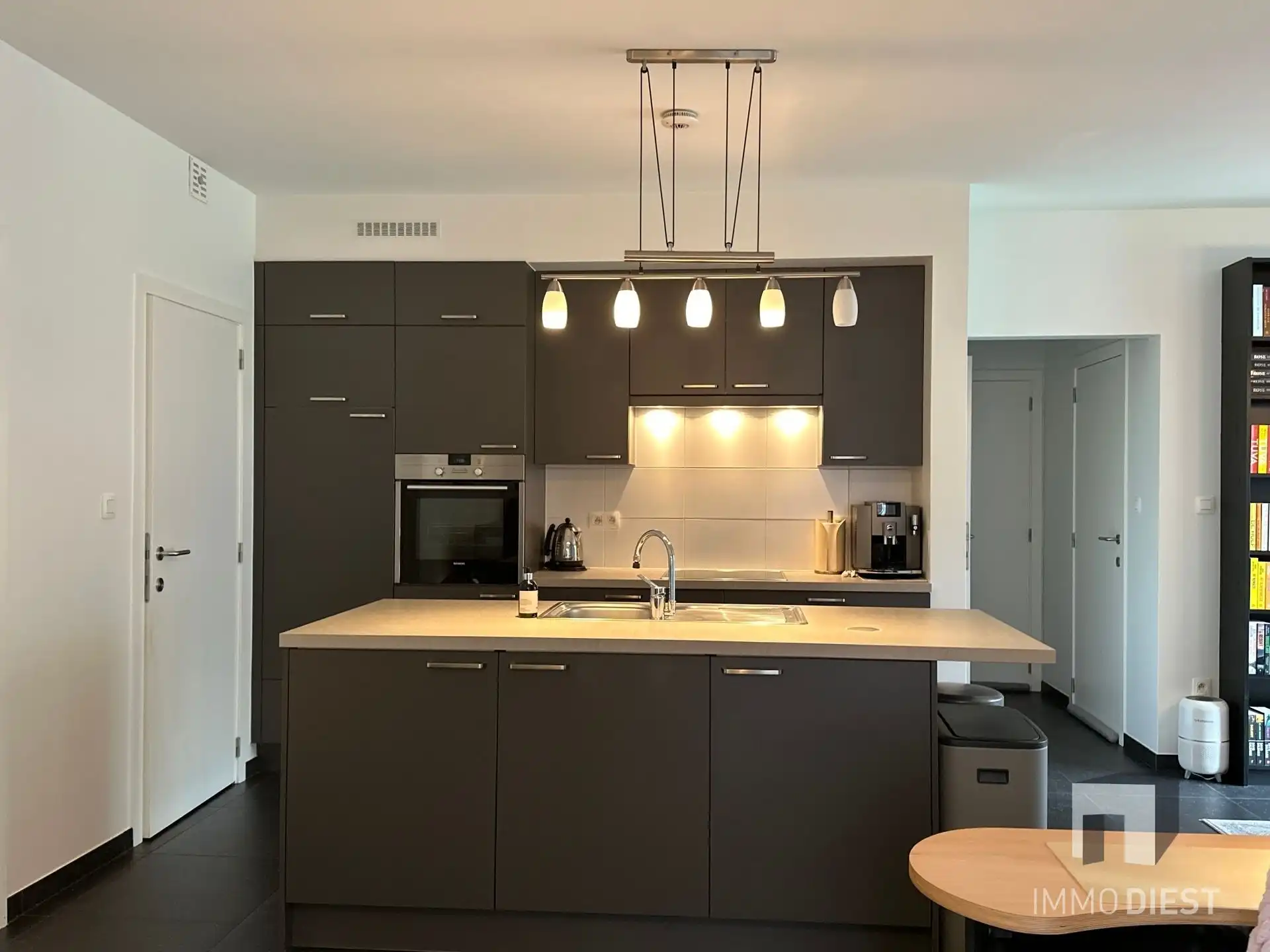 Instapklaar appartement met 2 slpks, terras, parking en kelder foto 4