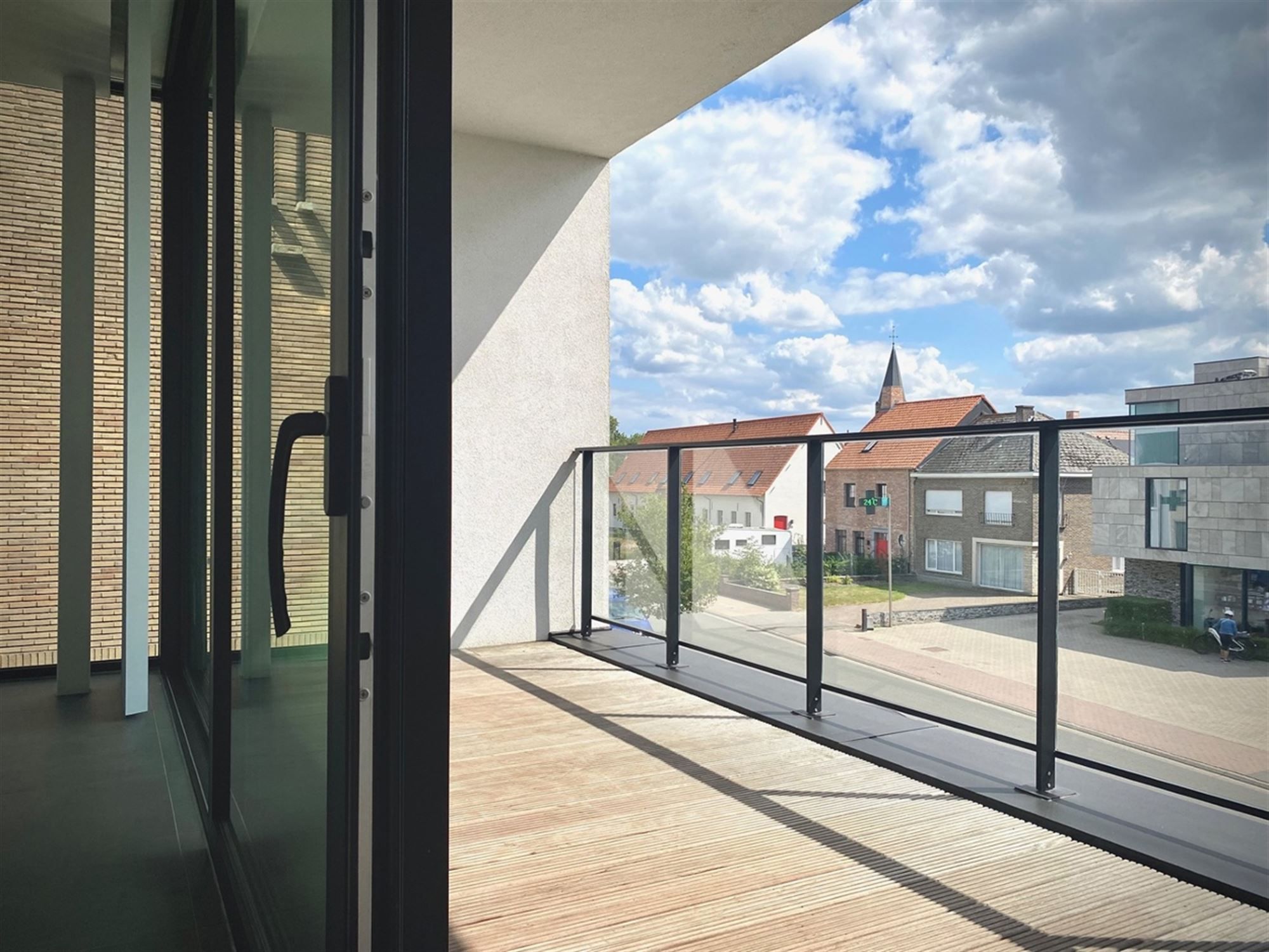 Instapklaar APPARTEMENT (1ste verdieping) met 2 slaapkamers, ruime terrassen (2), garage  & autostaanplaats  foto 9