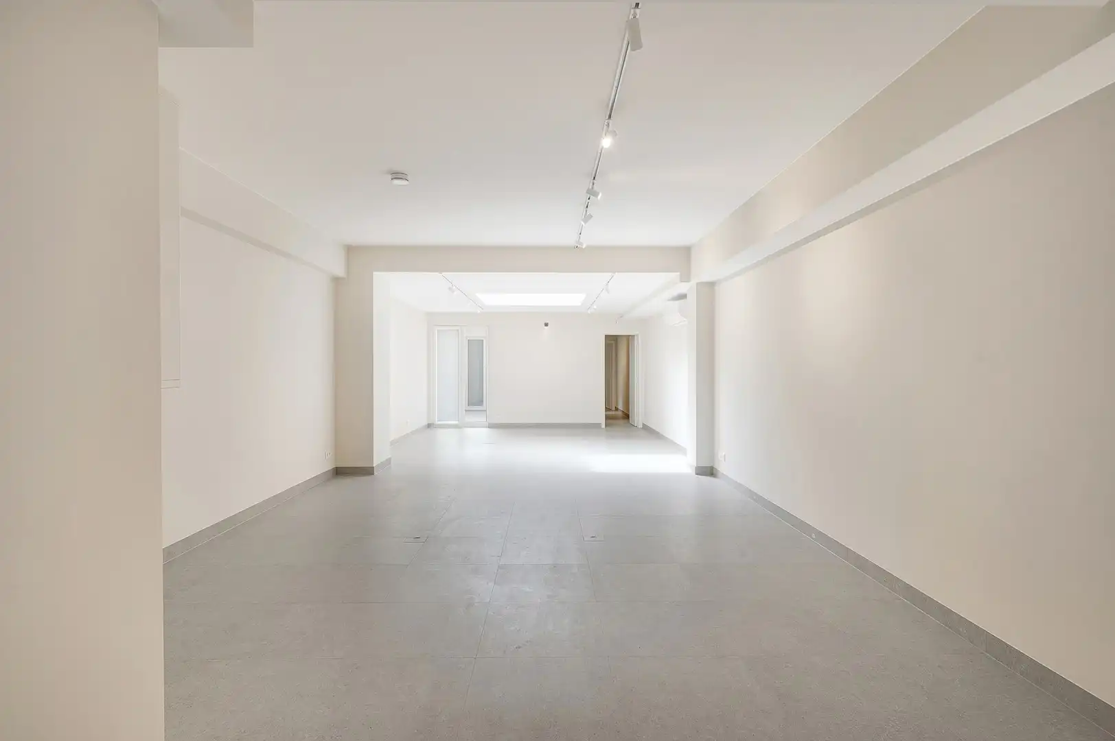 Instapklare handelsruimte op een toplocatie aan de Zeedijk van Knokke. foto 6