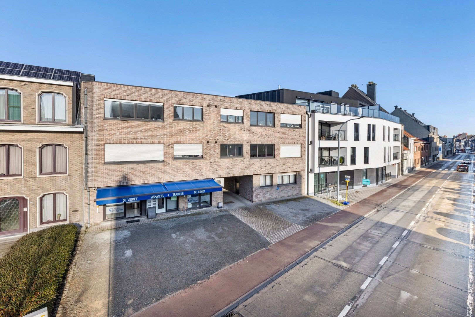 Op zoek naar een opbrengsteigendom met handelspand, 2 appartementen en 4 garages in hartje Merchtem? Welkom Home!  foto 4