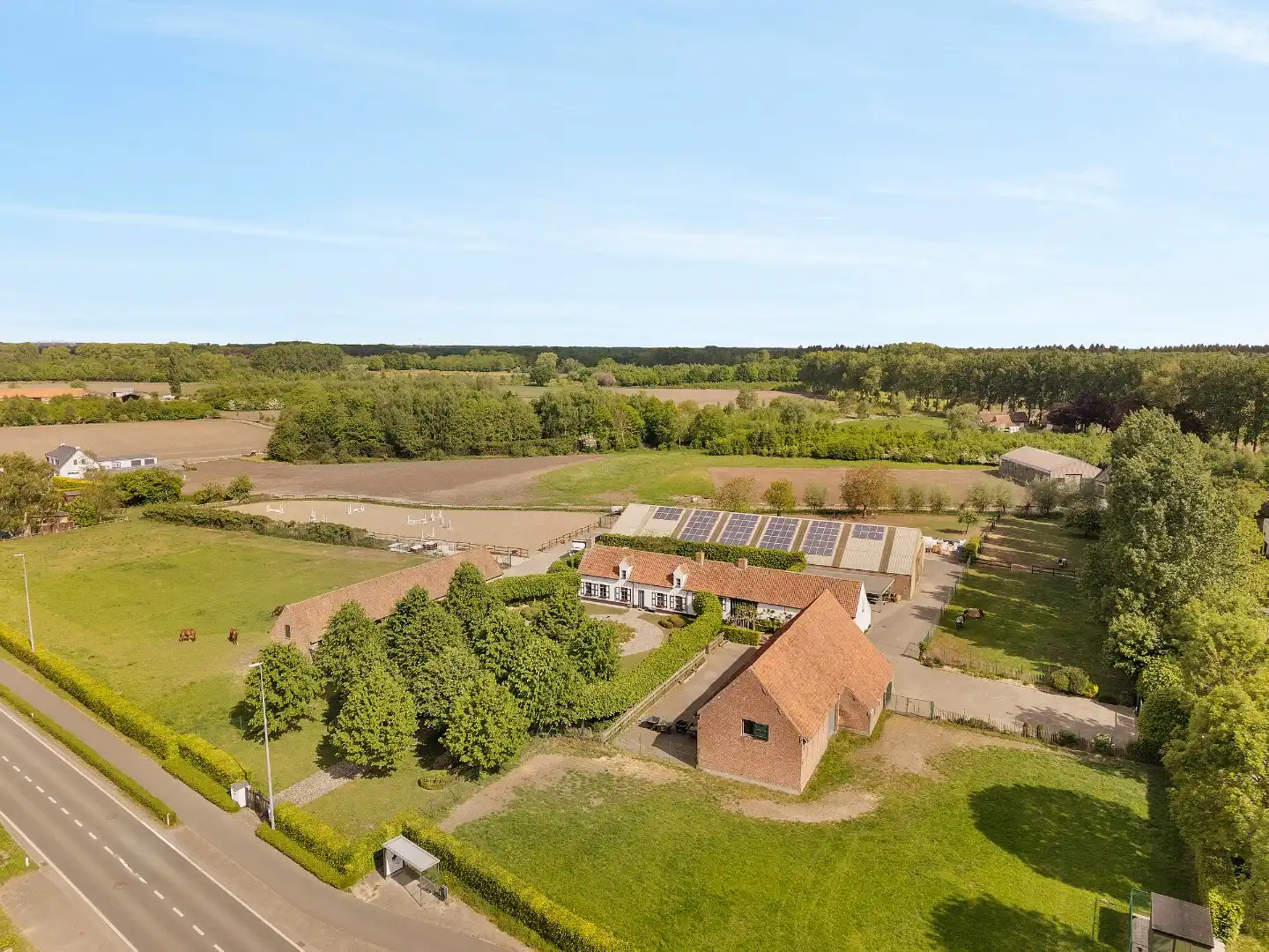 Uitzonderlijke hoeve met binnenpiste en paardenstallen op 1,88 hectare foto 3