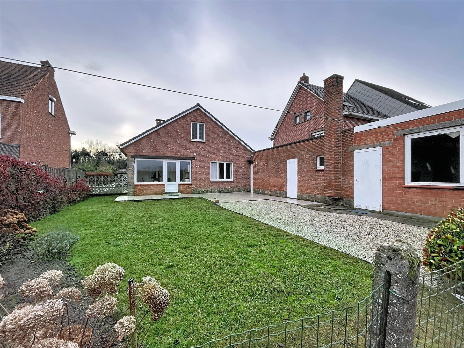 Ruime woning met 3 slaapkamers en grote garage op perceel van 1148 m² met zicht op oneindig groen.  foto 15