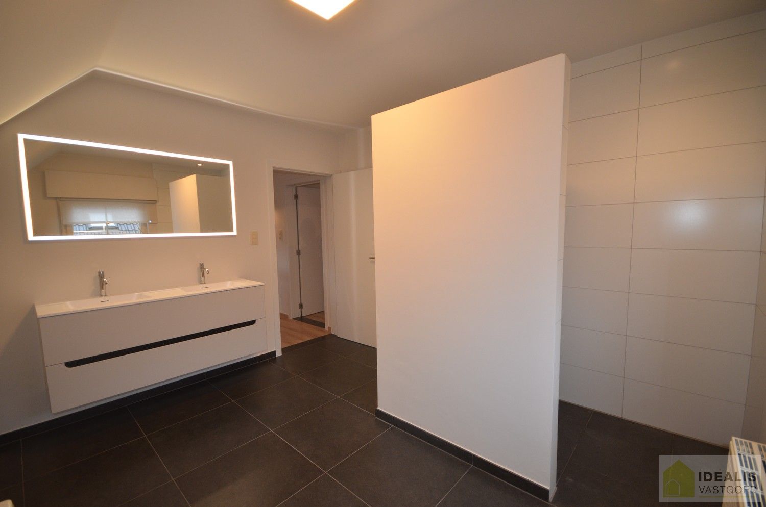 LUXUEUS AFGEWERKTE VILLA IN ZEER GOEDE STAAT! Deze ruime woning omvat o.a. een grote leefruimte, ruime keuken met bergplaats, wasplaats, 3 slaapkamers, ruime badkamer, inpandige garage en bergzolder! De villa is gelegen op een perceel met een opp. +/-13a dat volledig is aangelegd en omheind! Zeer geschikt voor kandidaten op zoek naar een rustig, doch centraal gelegen instapklare woning. foto 23