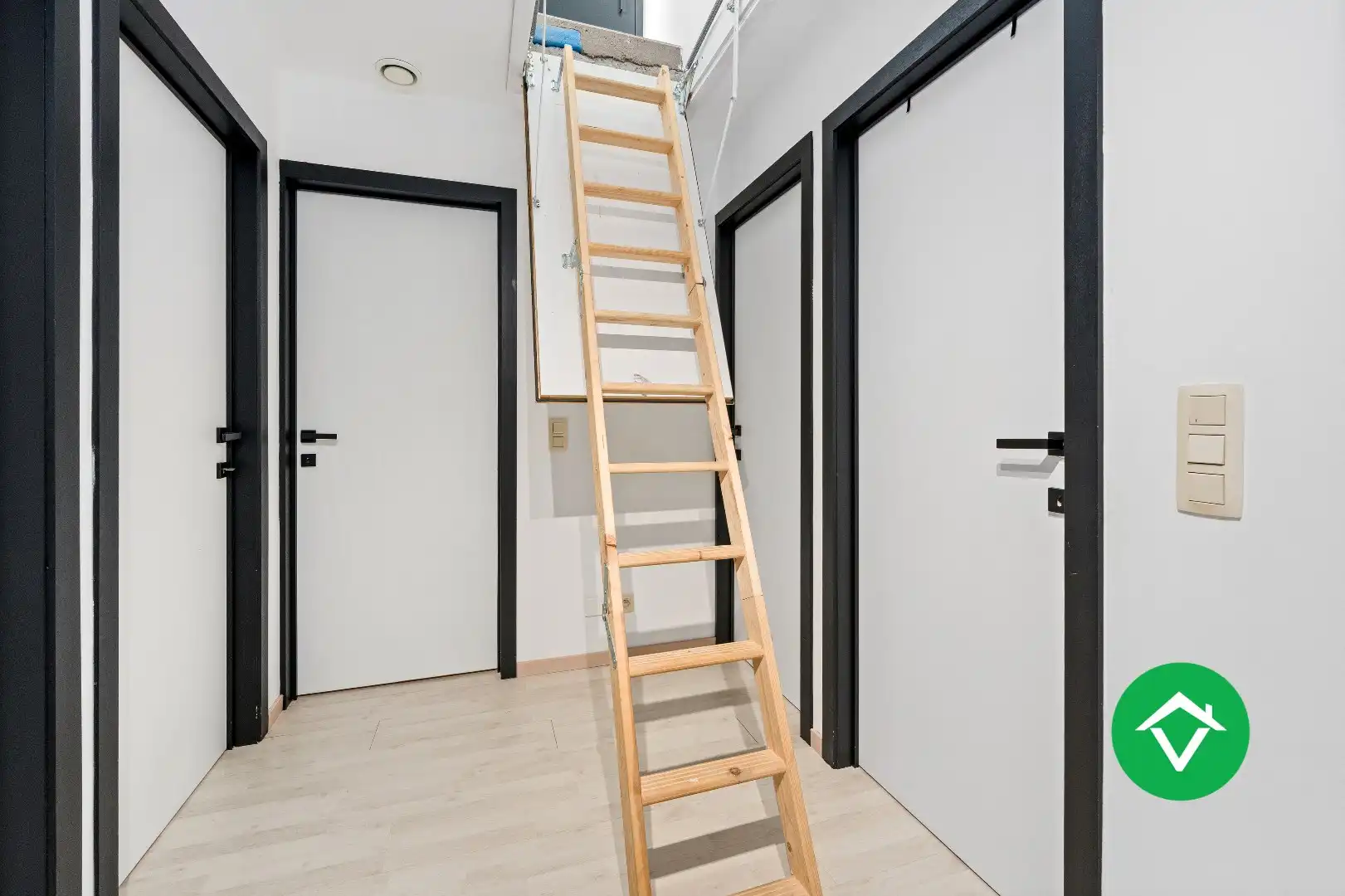 Instapklare nieuwbouwwoning met 5 slaapkamers en zonneterrassen op topligging in Eernegem foto 15