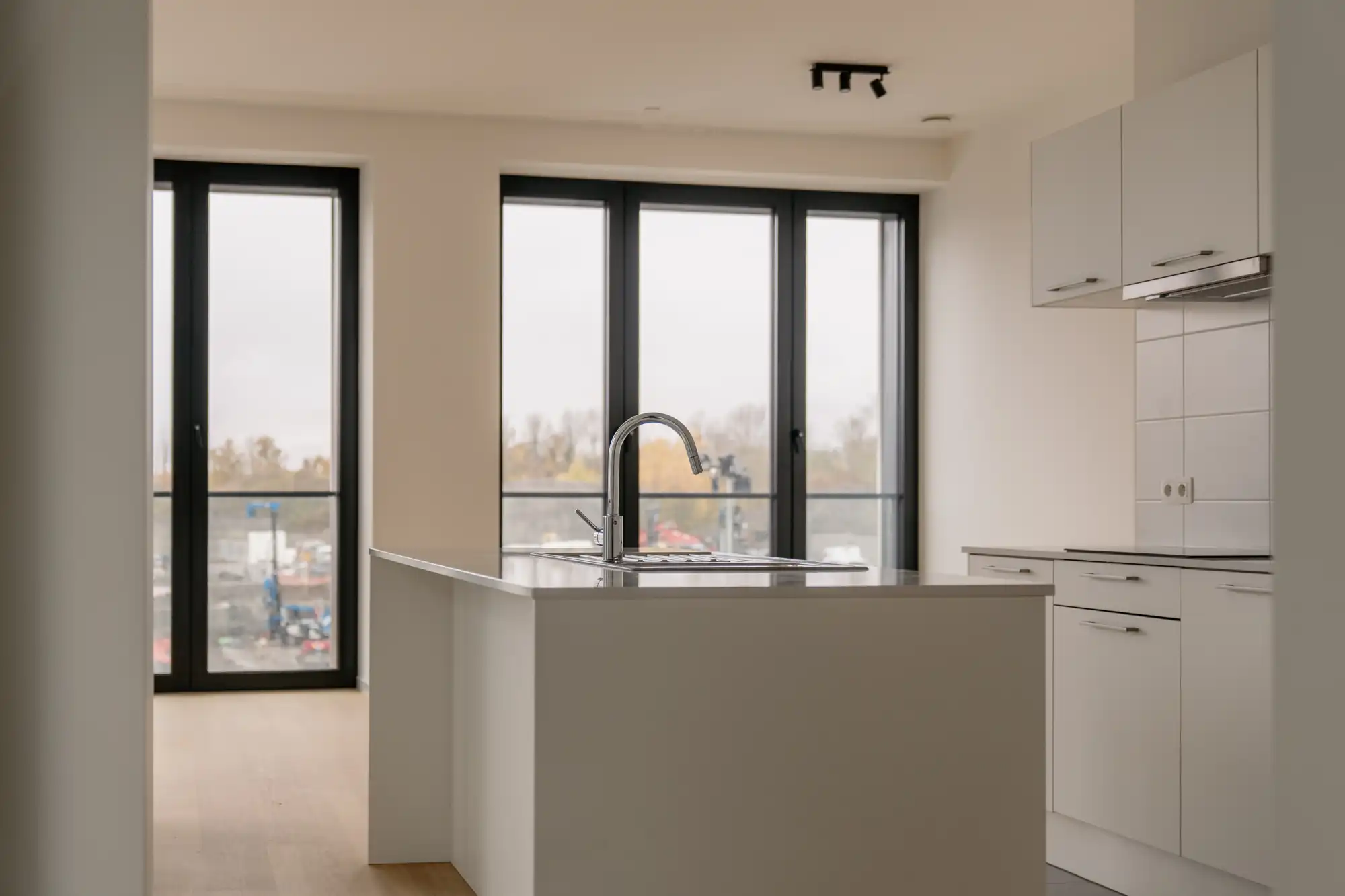 Max Dudler: uitgepuurde lijnen en Zwitserse precisie in een hoekappartement aan de Scheldekaaien. foto 2