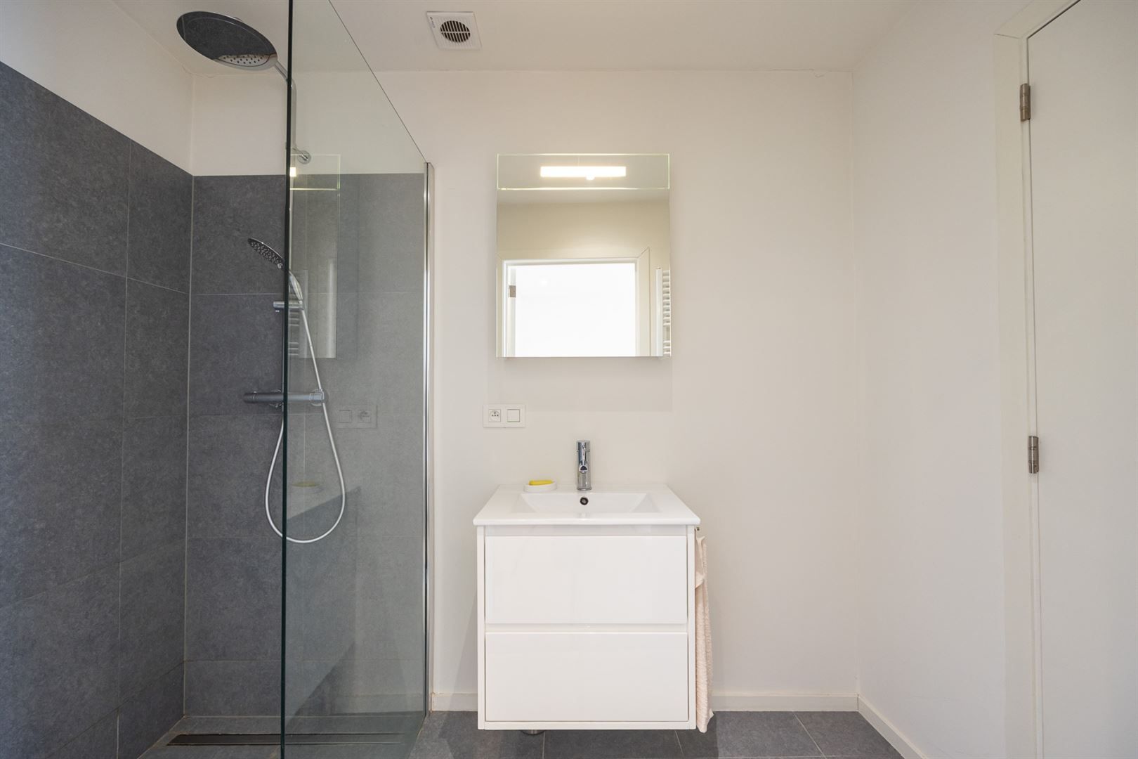 Gerenoveerd appartement met gezellig terras en één slaapkamer foto 13