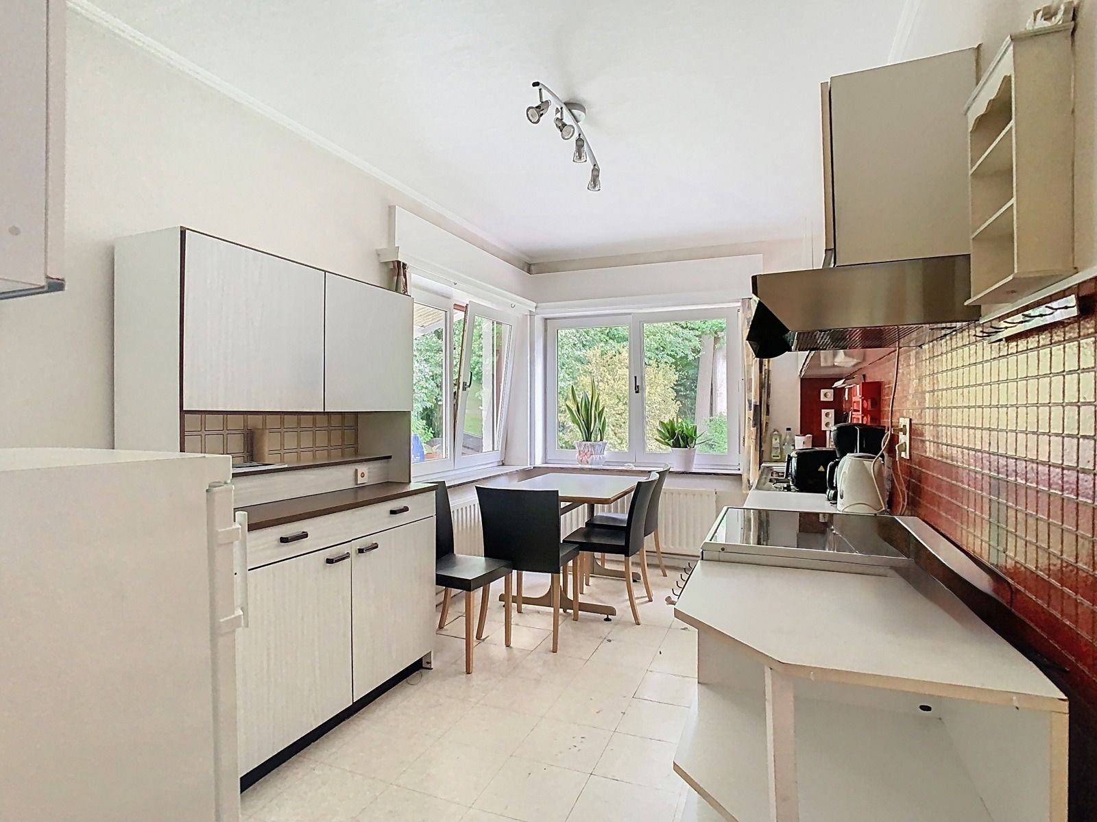 Woning met 2 SLPK, garages en riante tuin, op Toplocatie! foto 5