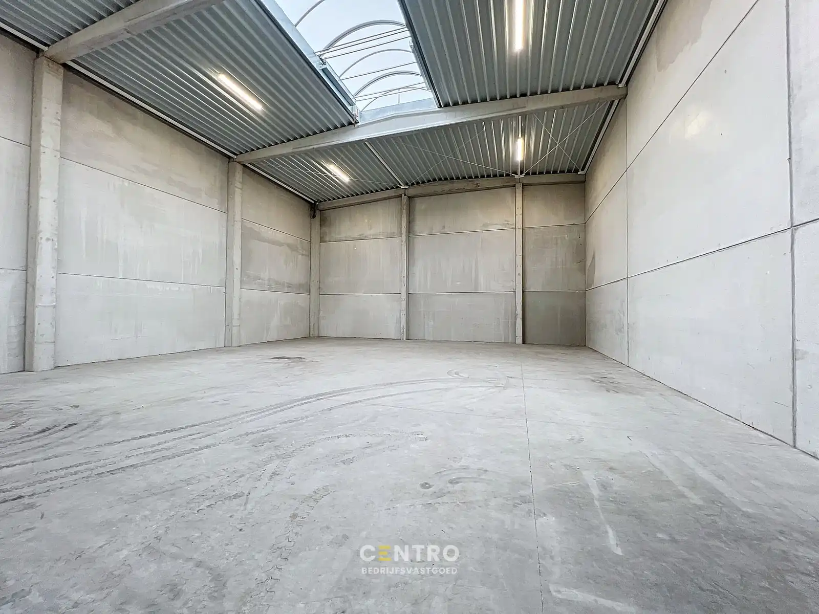 Instapklaar HOOG (7,85 m) MAGAZIJN (± 362 m²) met elektrische sectionaalpoort, toilet en 2 private parkeerplaatsen voor de deur. foto 5