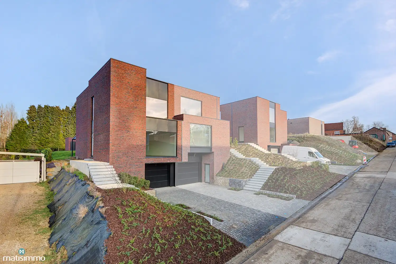 VOLLEDIG AFGEWERKTE EN GESCHILDERDE NIEUWBOUWWONING (EPB E10) MET 3 SLAAPKAMERS, OVERDEKT TERRAS, 2 GARAGES, KELDER EN AANGELEGDE TUIN IN WERM foto 2