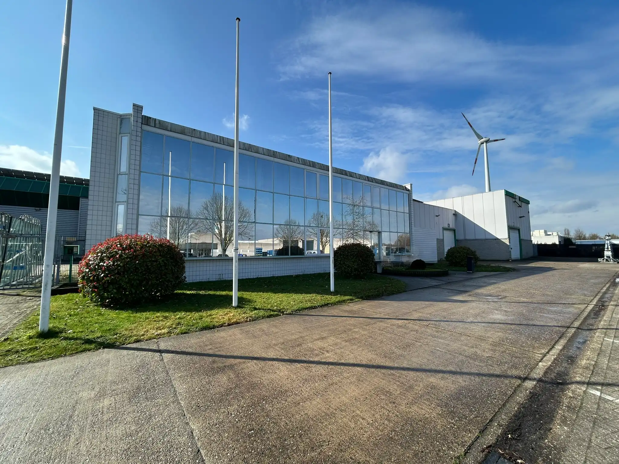 Uitstekend gelegen industrieel gebouw met kantoren op 272are foto {{pictureIndex}}