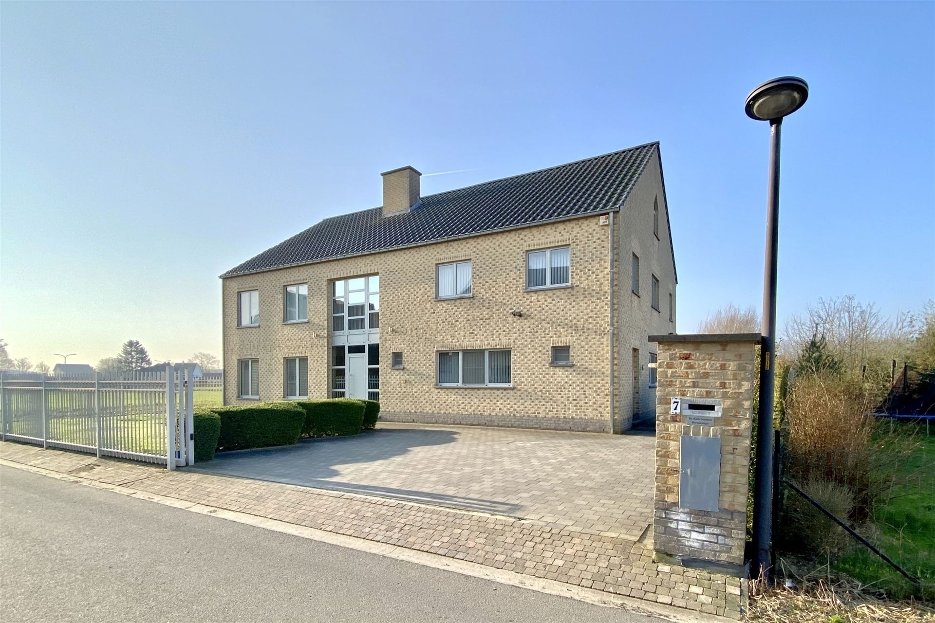 Zeer ruime woning met praktijk op 13a17ca foto 3