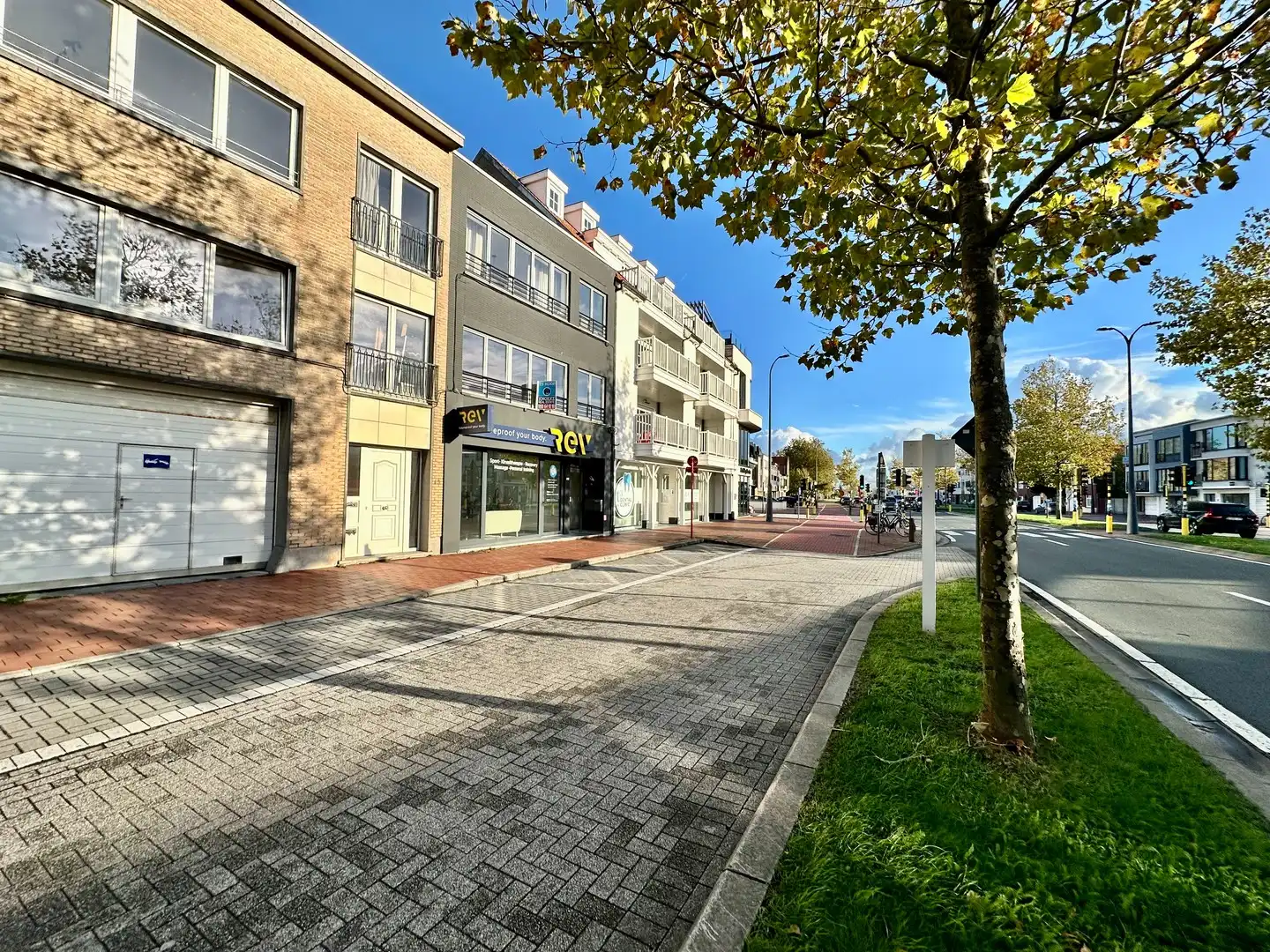 Aangenaam appartement genietend van open zichten, vlakbij het centrum van Knokke. foto {{pictureIndex}}