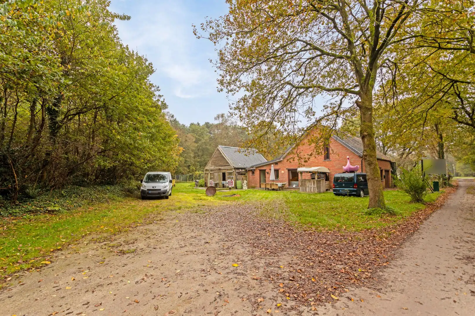 Rustig en groen gelegen woning op een perceel van ca 24a !  foto 2