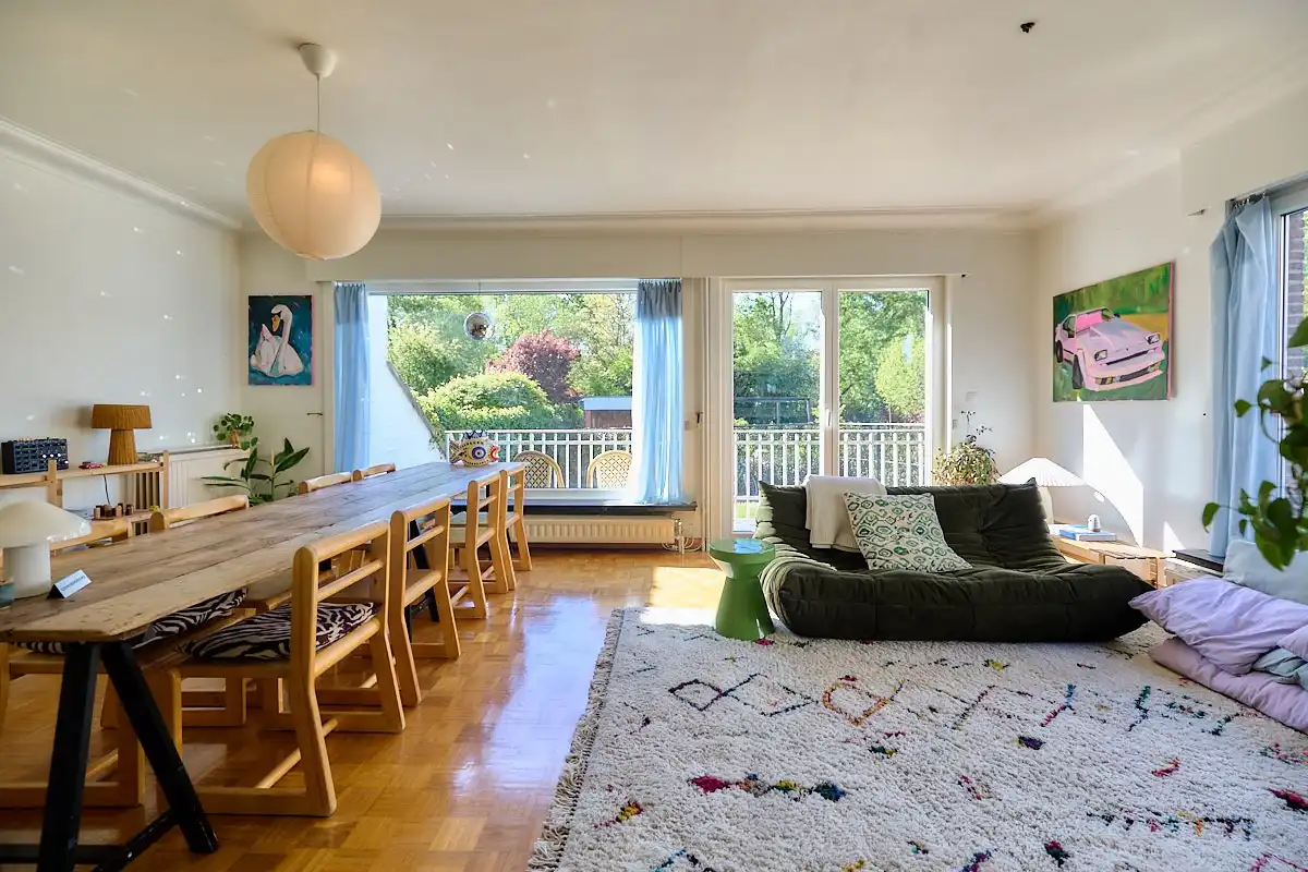 Karaktervolle gezinswoning met zonnige tuin en uitzonderlijk veel ruimte foto {{pictureIndex}}