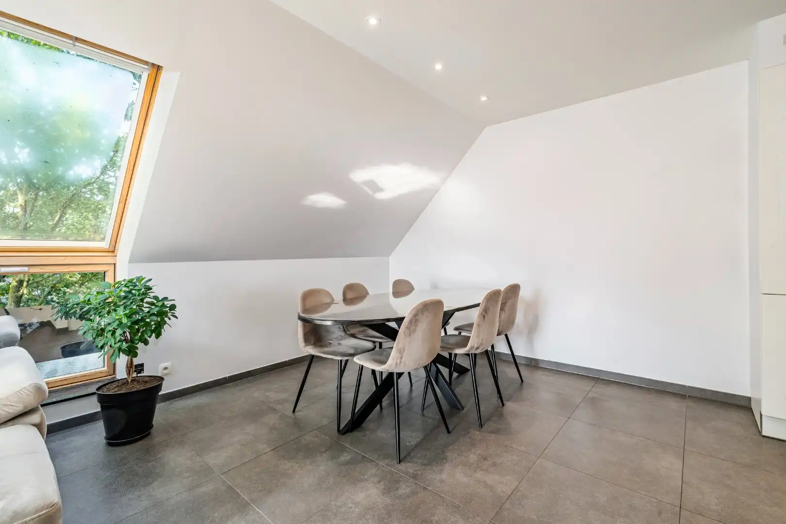 Instapklaar en lichtrijk appartement met terras en carport foto 3