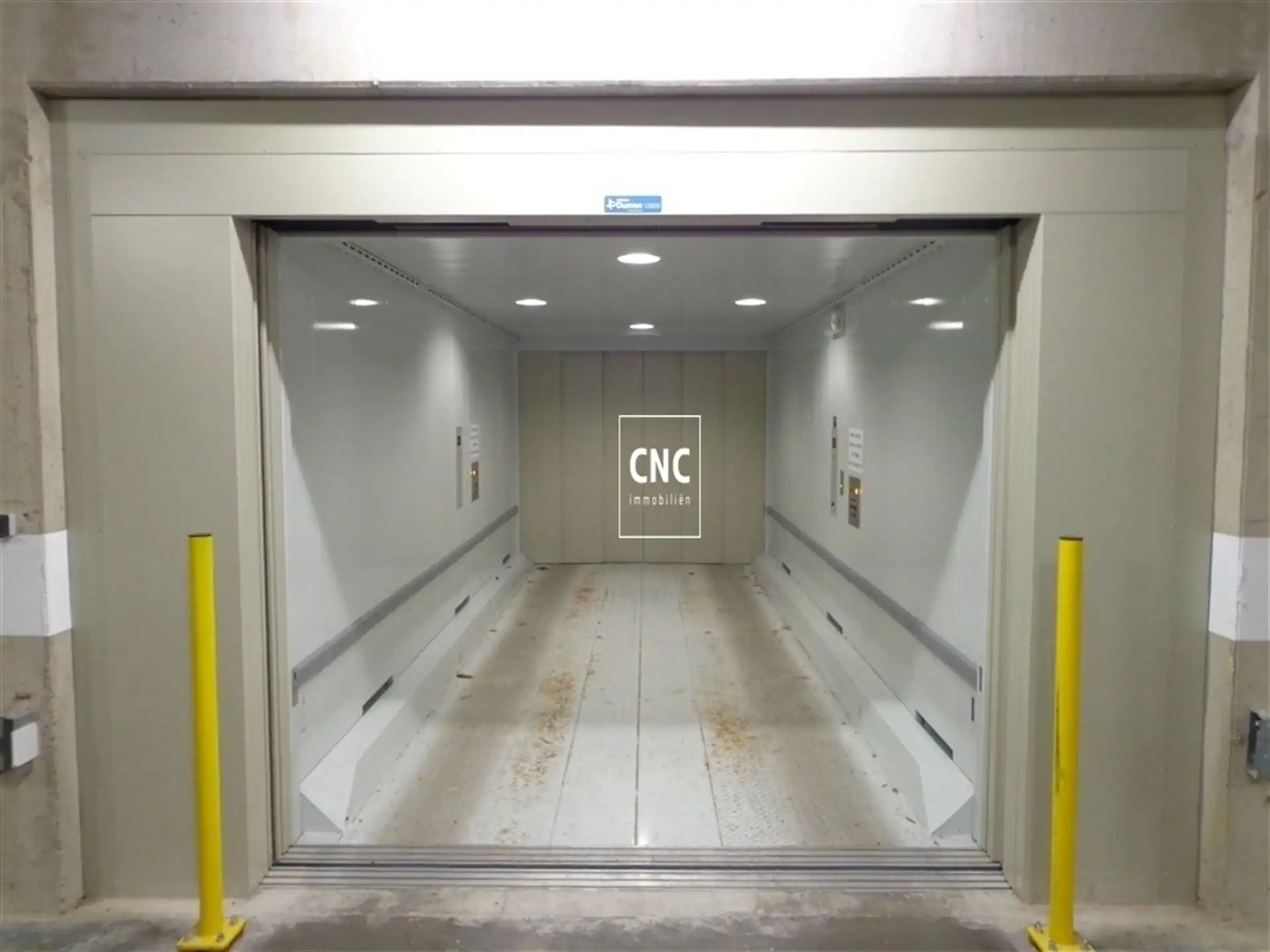 Ruime en toegankelijk autostaanplaats nabij de Lippenslaan foto 3