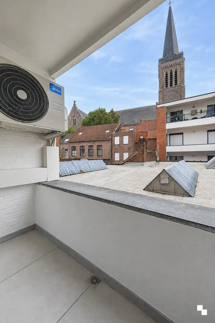 Gerenoveerd appartement met twee slaapkamers & airco in centrum Izegem foto 17