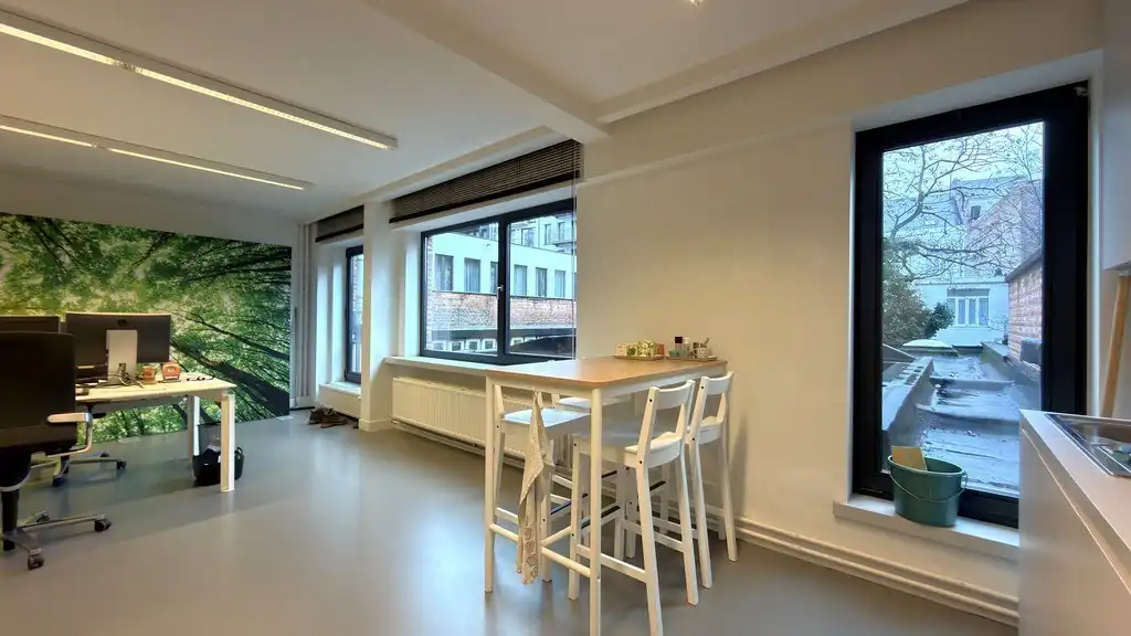 Lichtrijk kantoor te huur aan de Leien in Antwerpen foto 6